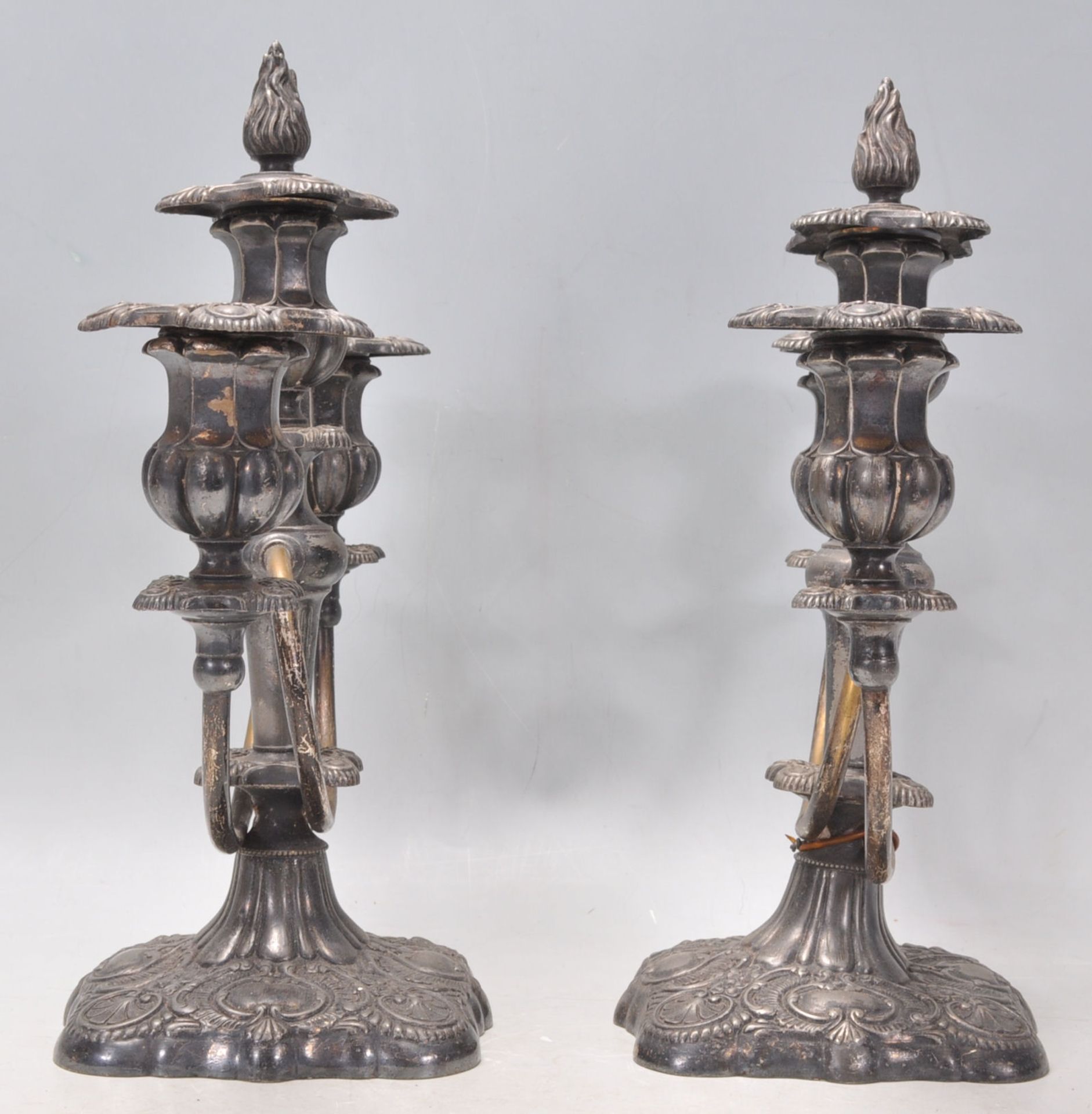 A good pair of vintage 20th Century Meriden Silverplate candlesticks having twin branches with - Bild 2 aus 5