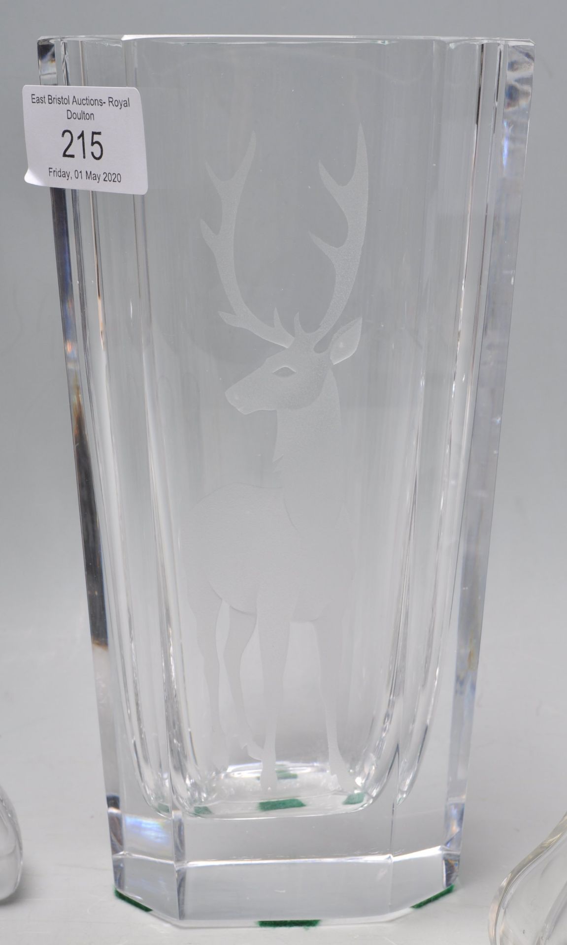 A collection of 20th Century etched glass ornaments to include a cut glass vase in with etched - Bild 4 aus 7