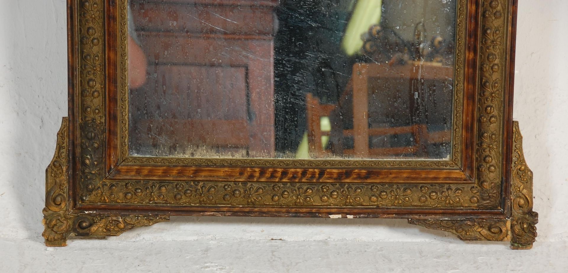 A 19th Century French wall mirror having a moulded gilt frame having raised floral and foliate - Bild 3 aus 5