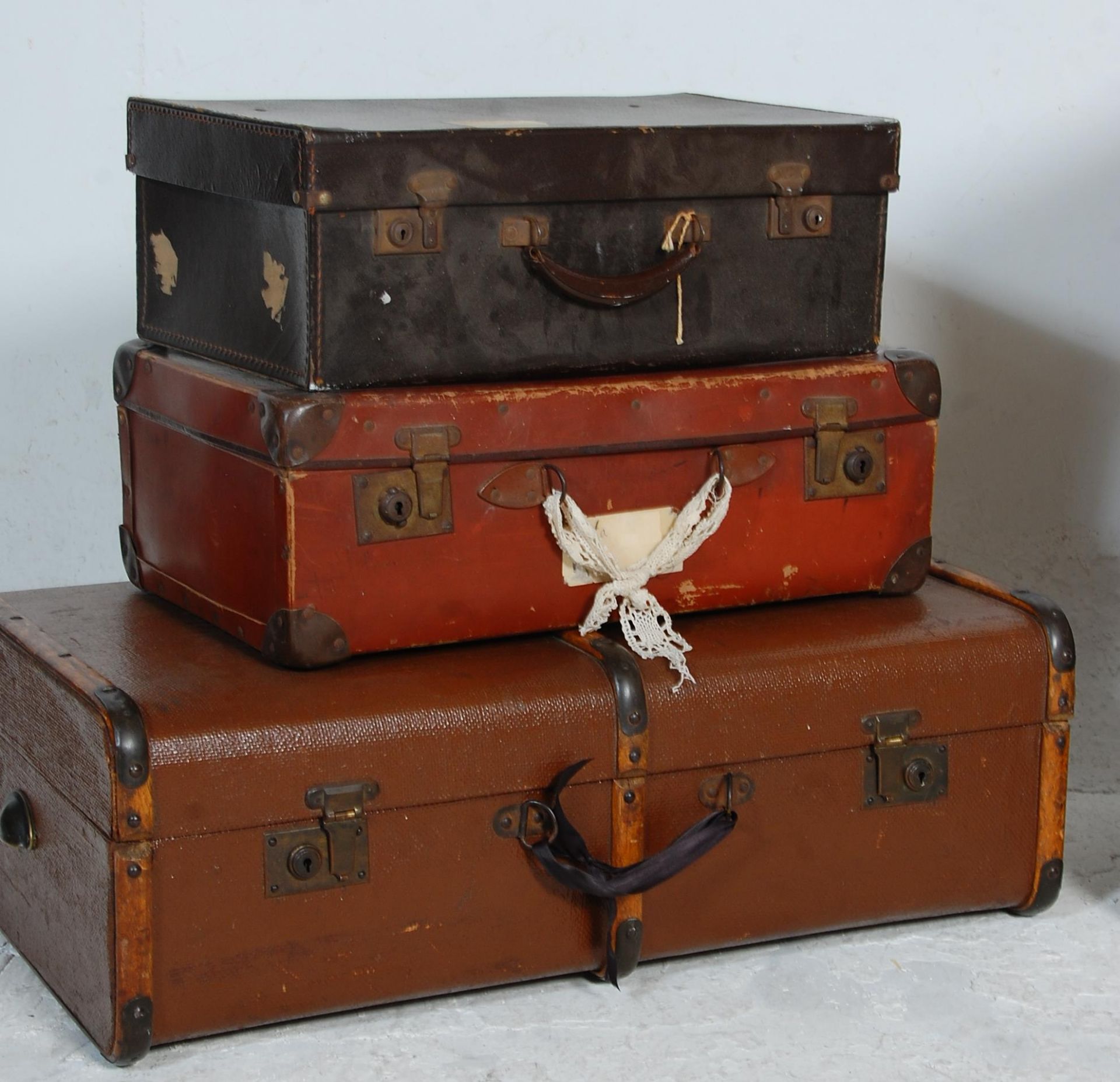 A mixed group of six vintage and retro travel cases of varying materials and designs to include - Image 3 of 10