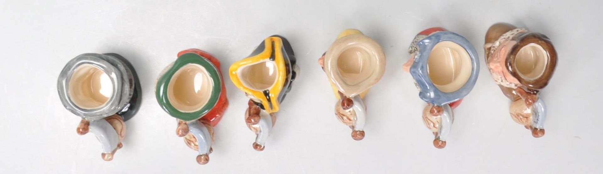 A group of five Royal Doulton miniature ceramic Character / Toby jugs for the Explore Tinies - Bild 7 aus 11