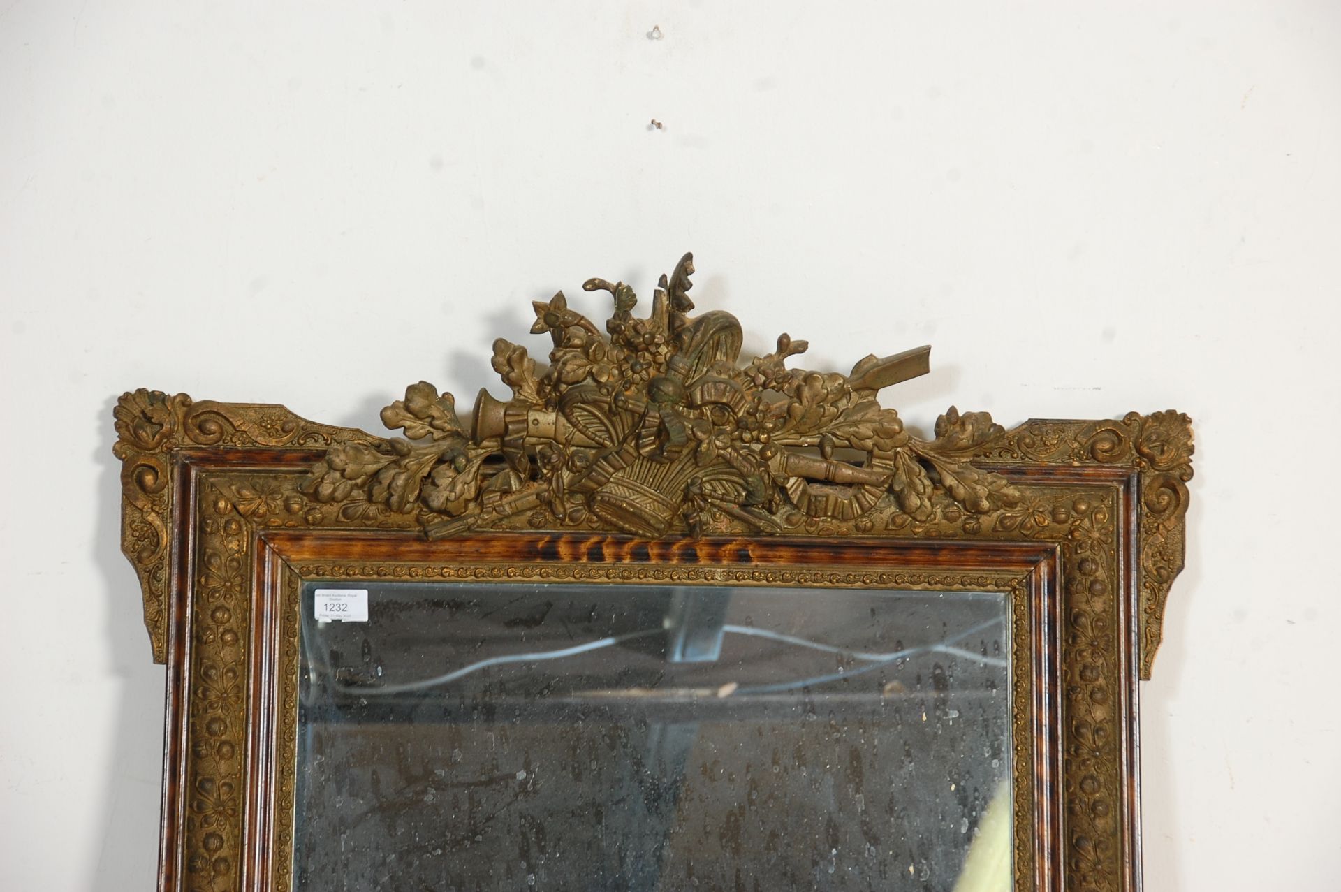 A 19th Century French wall mirror having a moulded gilt frame having raised floral and foliate - Bild 2 aus 5