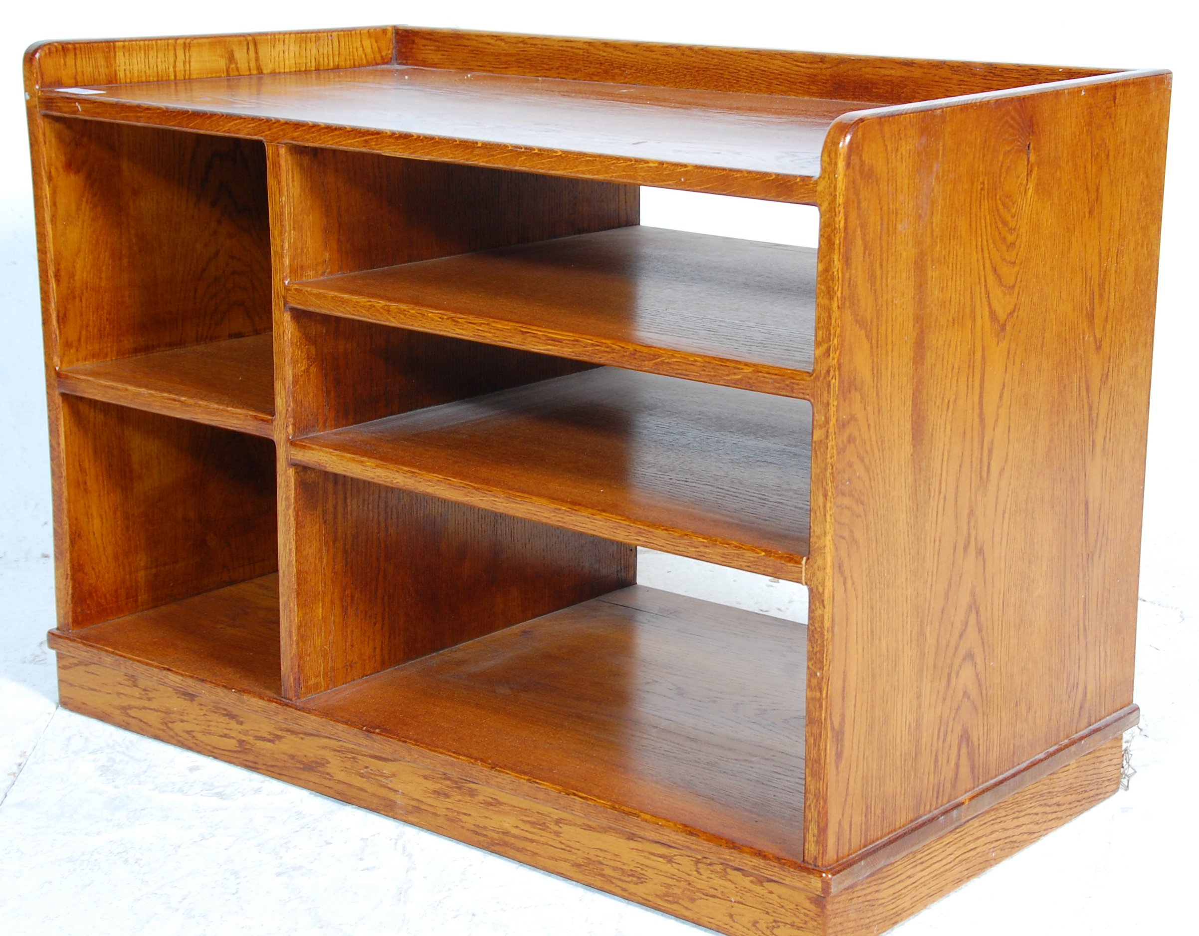 An 20th Century oak office storage unit / entertainment unit having a gallery top with sectional - Image 6 of 6