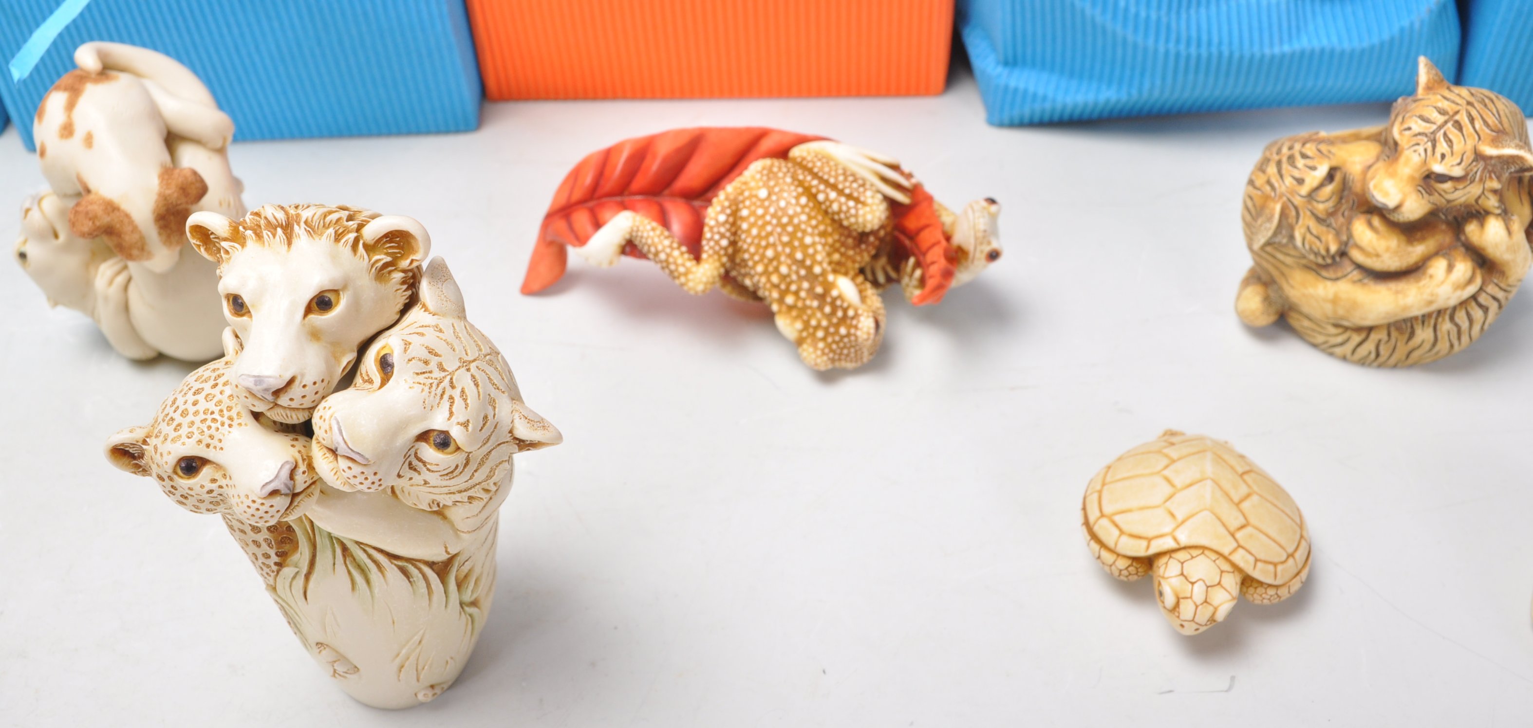 A group of sixteen Adam Binder carved resin netsuke style figures of the animal kingdom to - Image 7 of 9