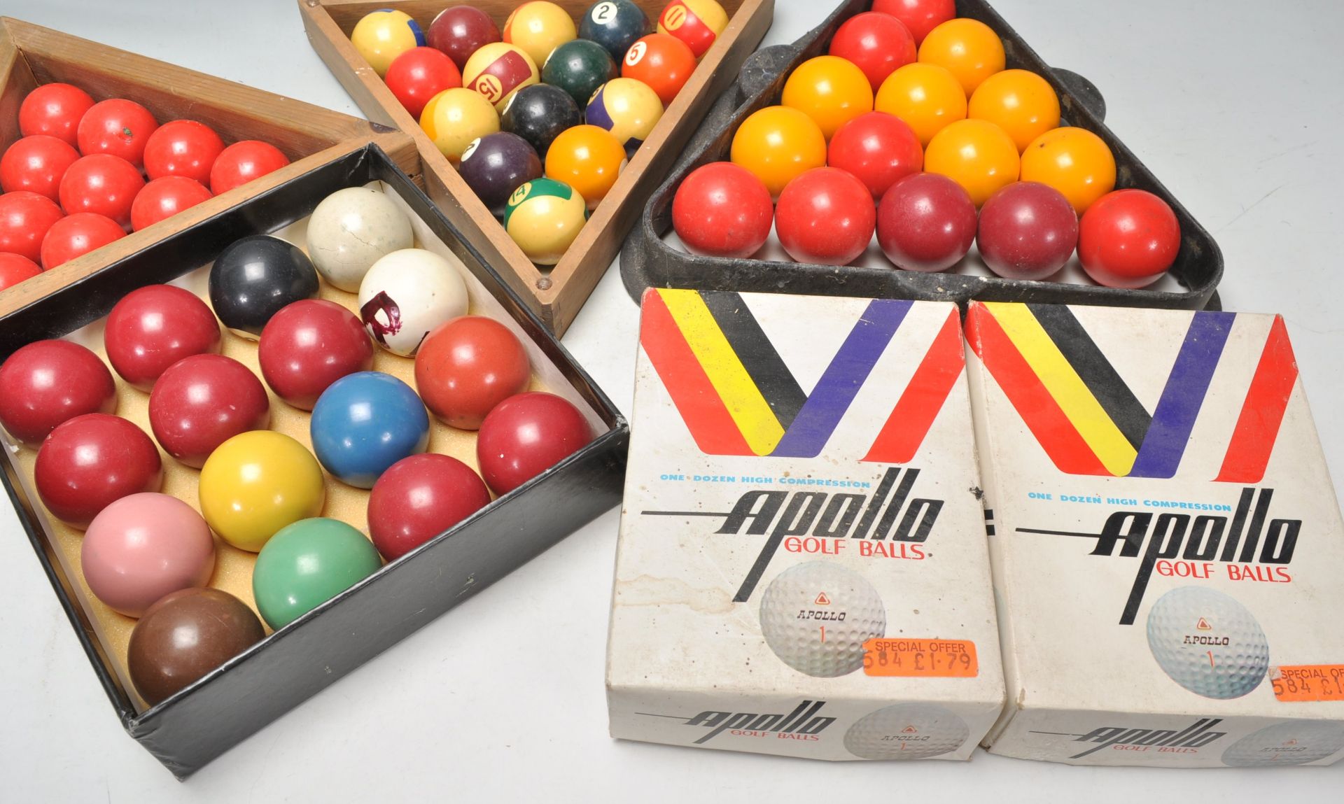 A collection of vintage snooker balls from various assorted sets along with wooden triangles and - Bild 4 aus 4