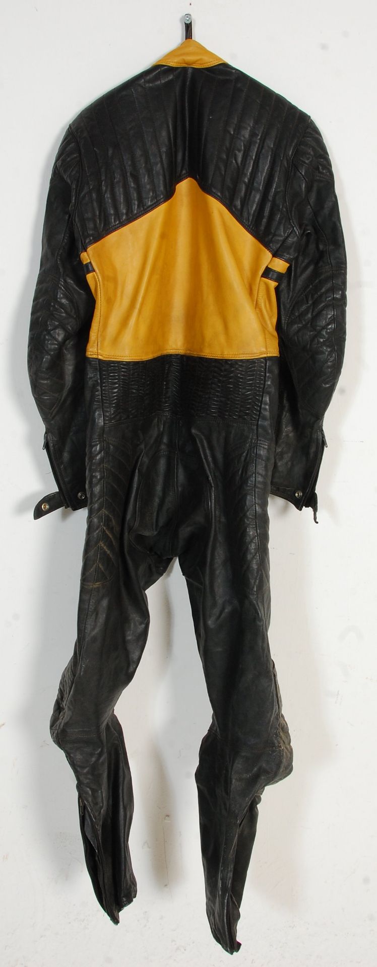 A set of vintage Kett bikers / motorbike leathers, having a zip fasting with yellow panel detailing, - Bild 6 aus 6