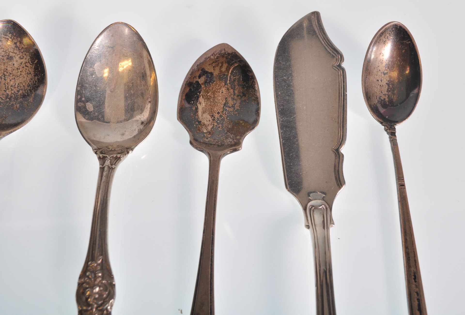 A mixed group of silver flatware dating from the 1 - Bild 2 aus 6