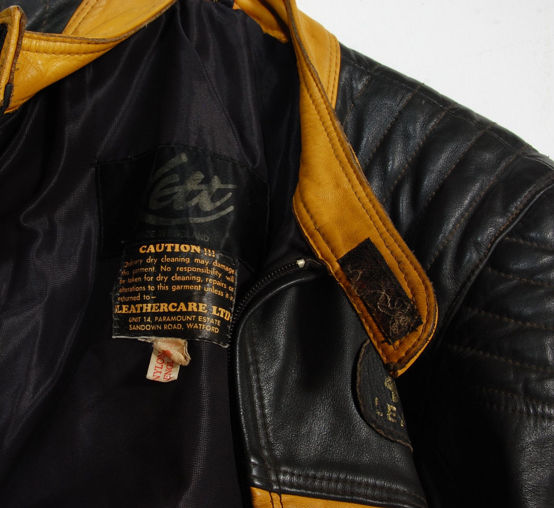 A set of vintage Kett bikers / motorbike leathers, having a zip fasting with yellow panel detailing, - Bild 3 aus 6