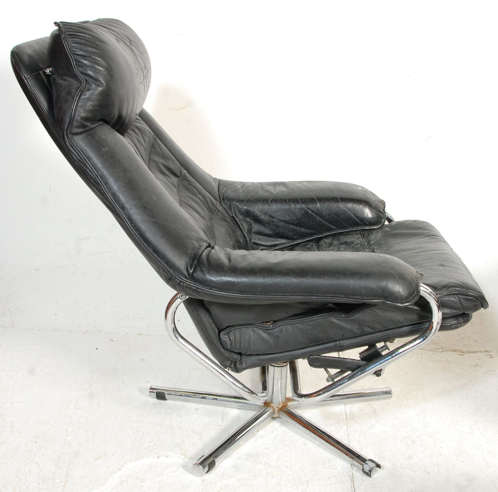 A pair of vintage retro 1970's Swedish black leather arm / lounge chairs, each raised on chrome - Bild 5 aus 7