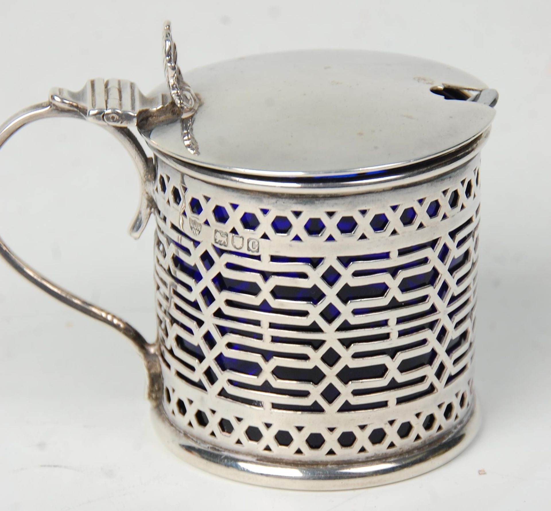 A decorative 19th Century Victorian silver hallmarked mustard pot having fret pierced decoration - Bild 2 aus 11