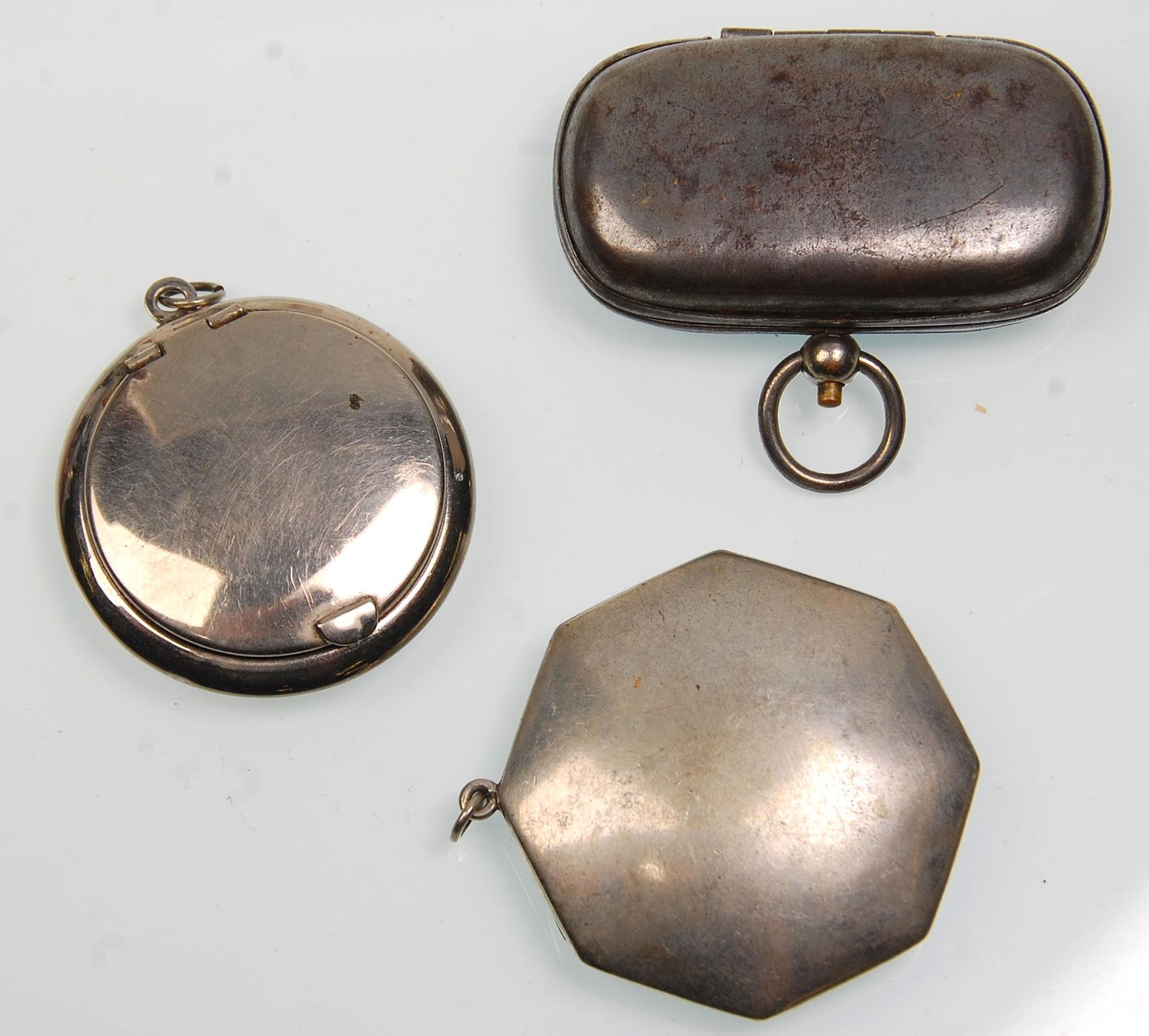 A mixed group of vintage curious to include a miniature iron work frame, a silver plate whistle in - Bild 5 aus 5