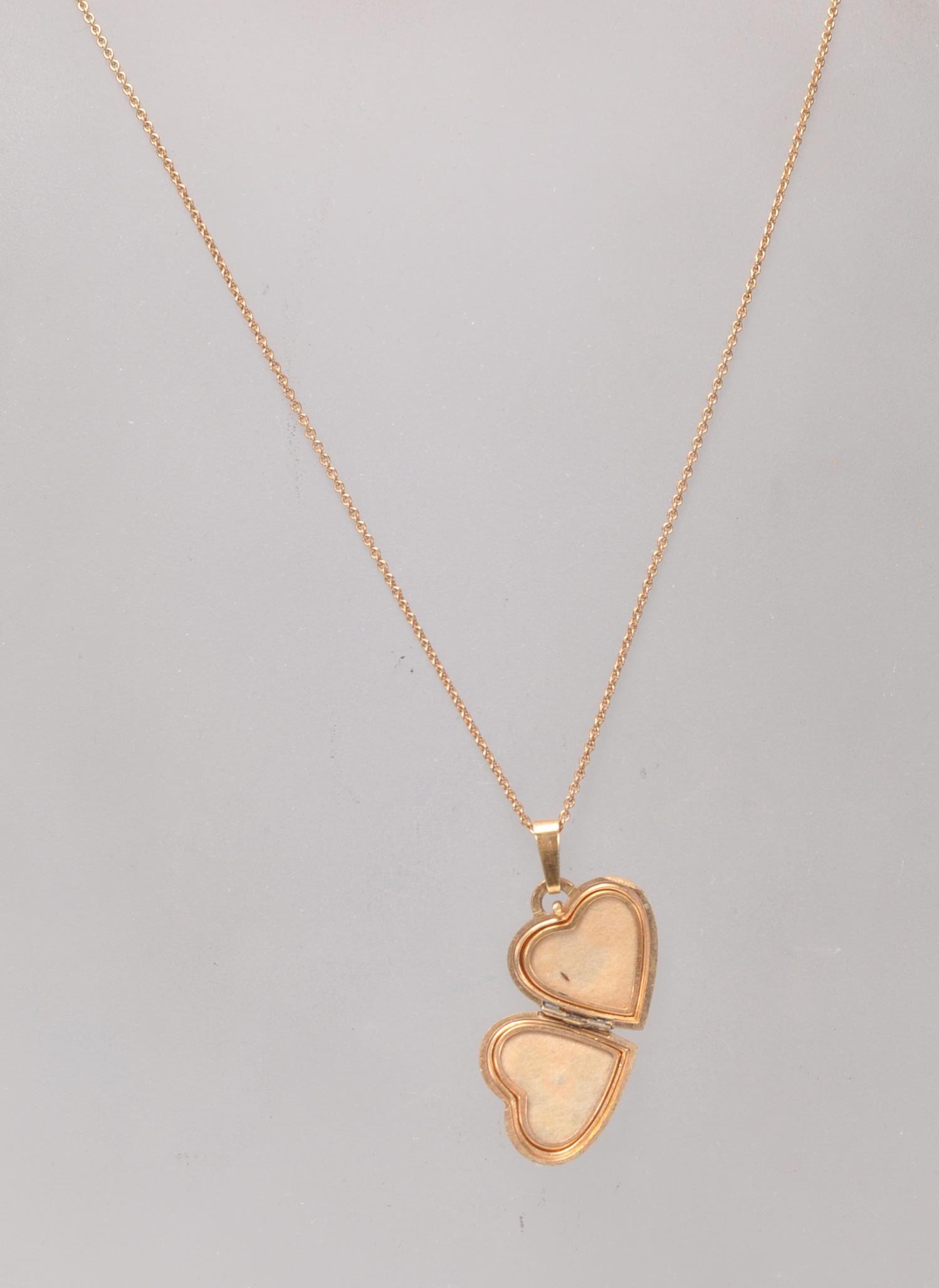 A stamped 14ct gold heart shaped pendant set with a green stone panel with a three leaf clover - Image 4 of 6
