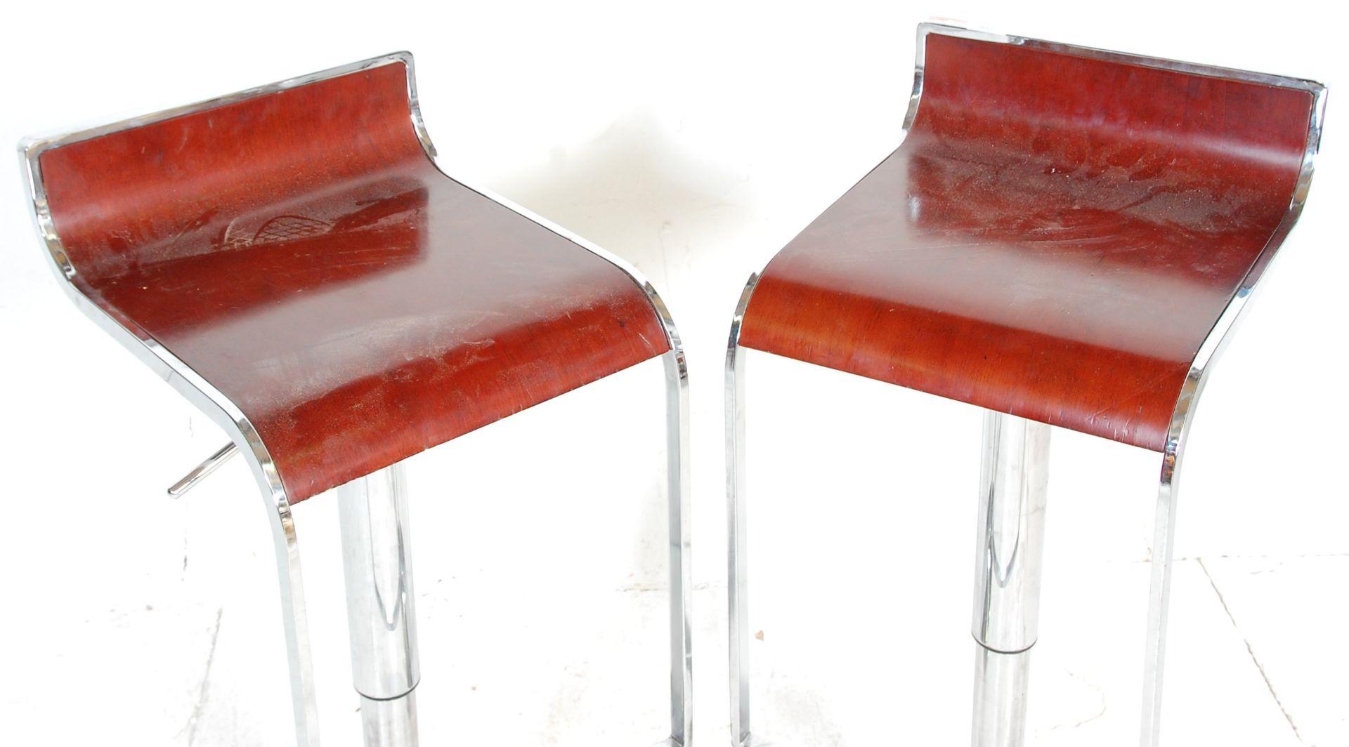 A good pair of retro style chrome bar / breakfast stools raised on round bases with drop down - Bild 2 aus 4