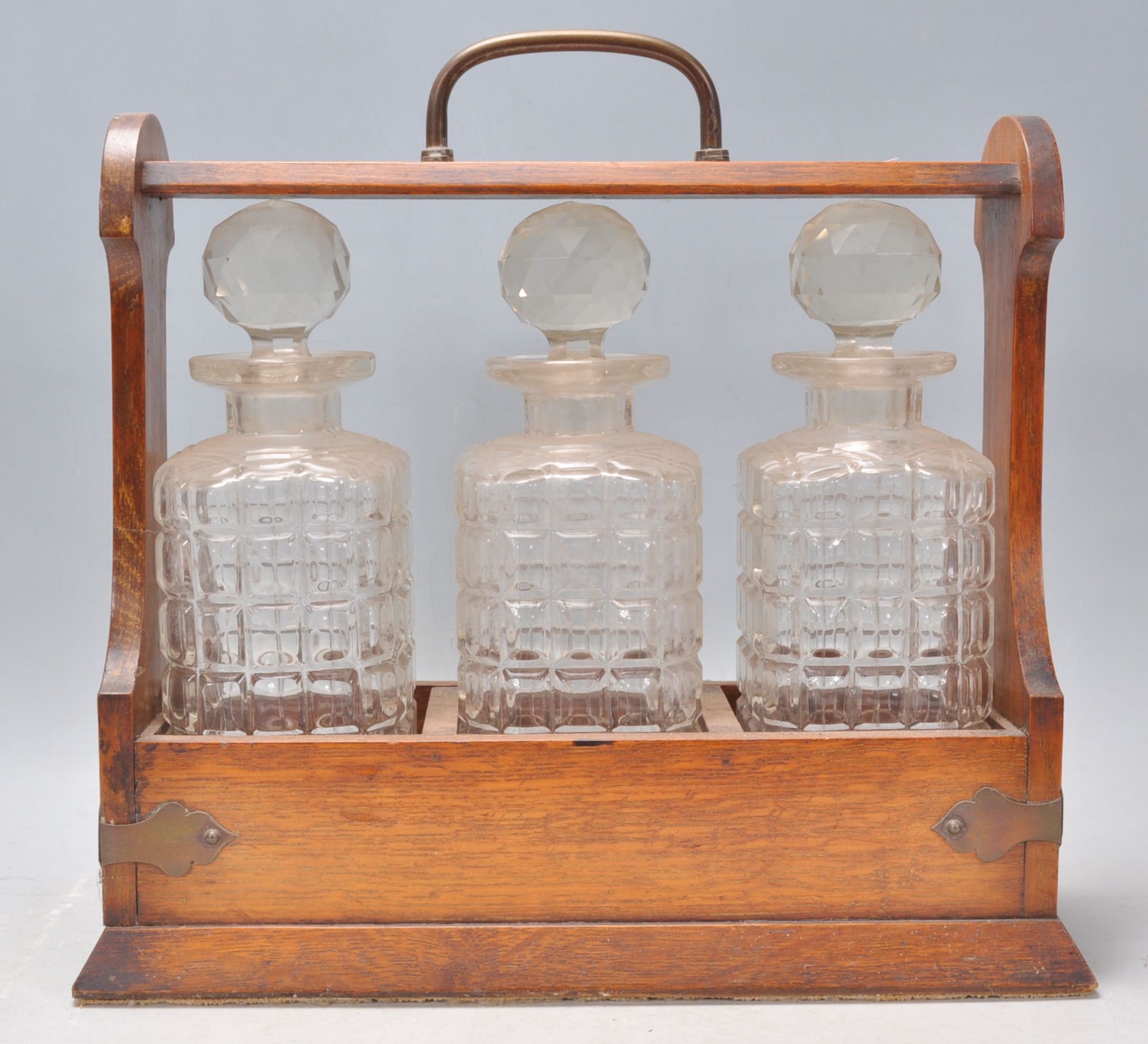 A 20th Century wooden drinks tantalus cabinet holding three cut glass decanters complete with - Bild 4 aus 5