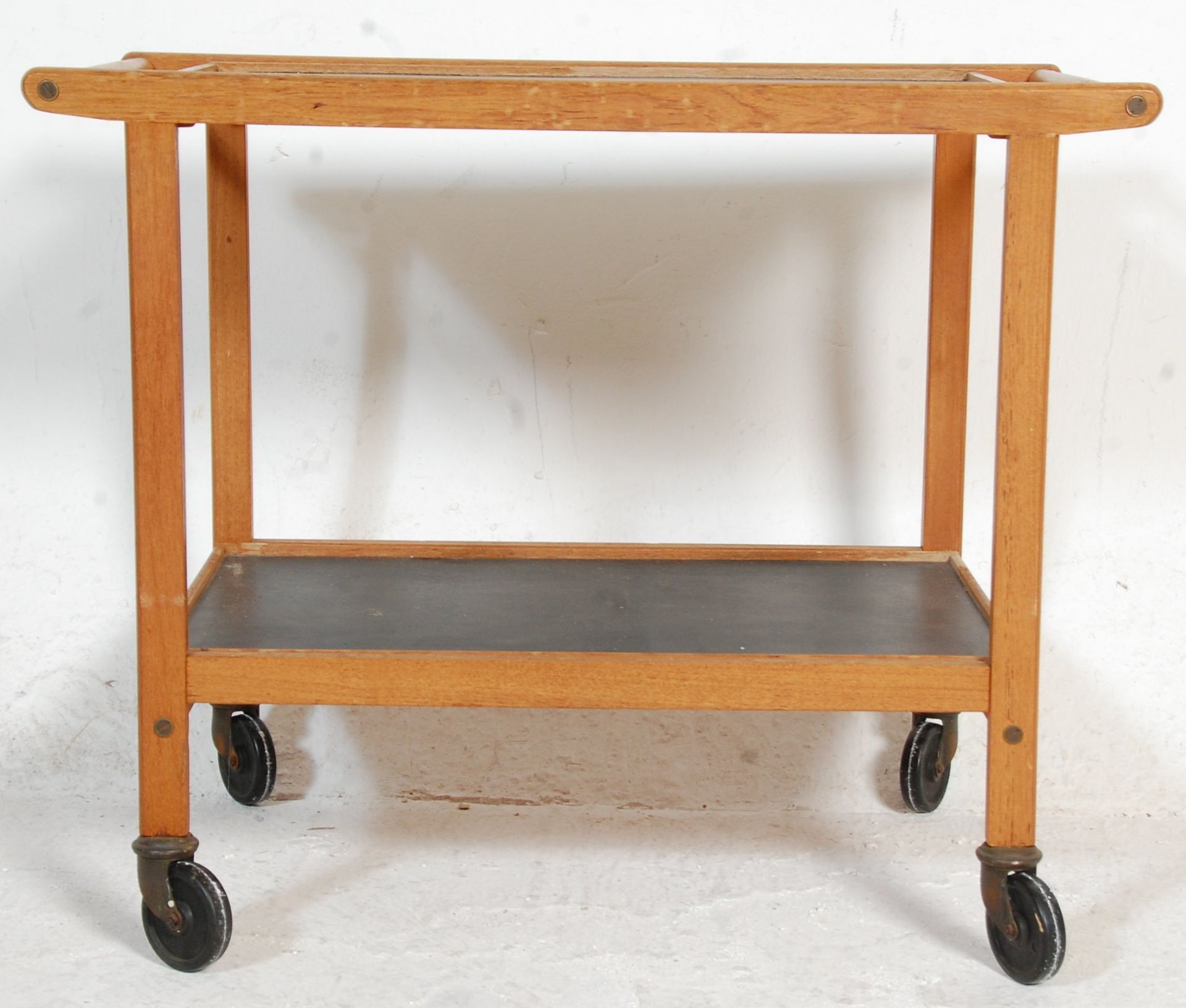 A vintage retro mid 20th Century two tiered drinks / tea trolley being wooden framed with - Bild 2 aus 4