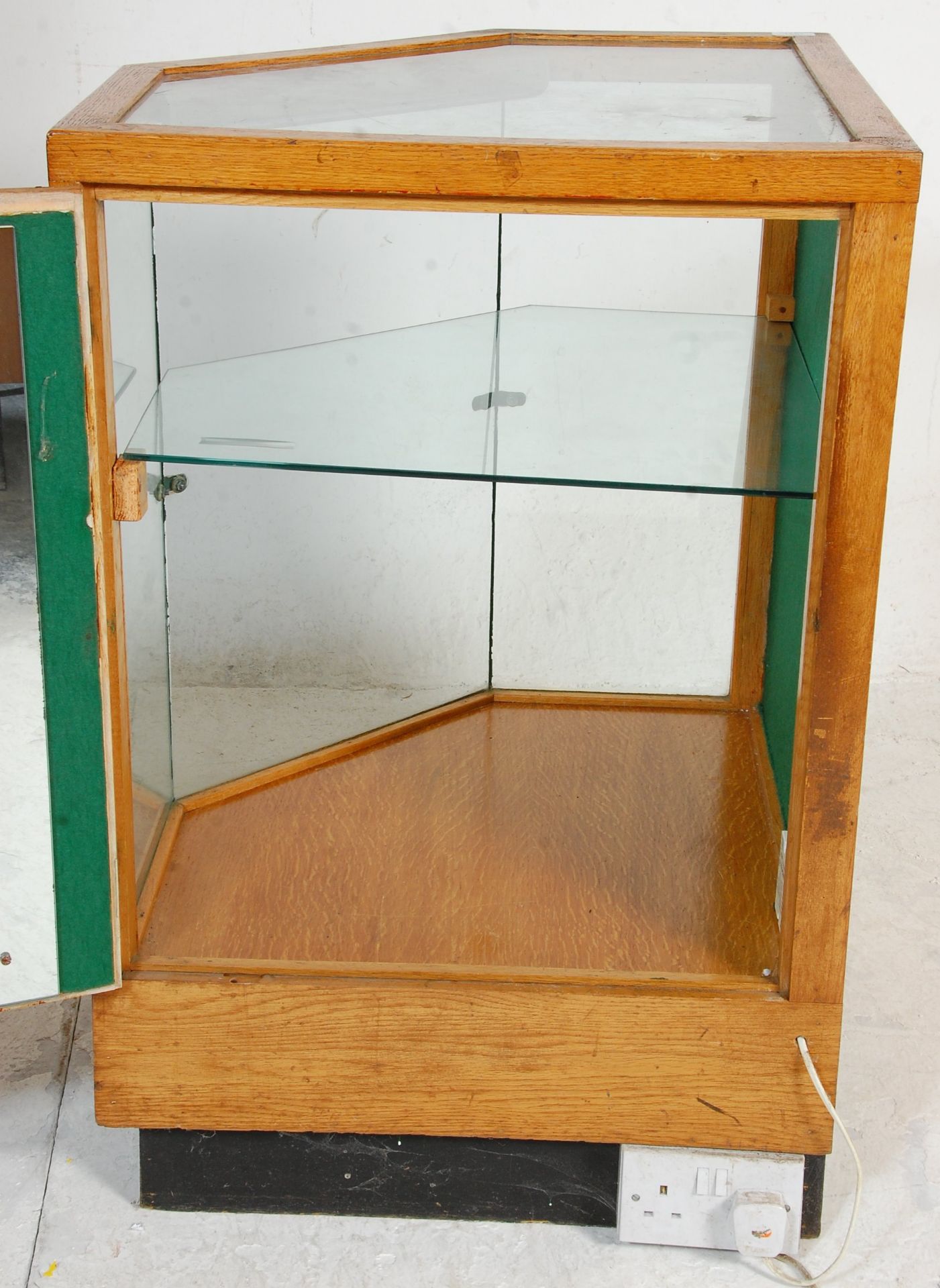 A retro mid century shop haberdashery corner counter cabinet. The oak body with plinth base having - Bild 6 aus 6