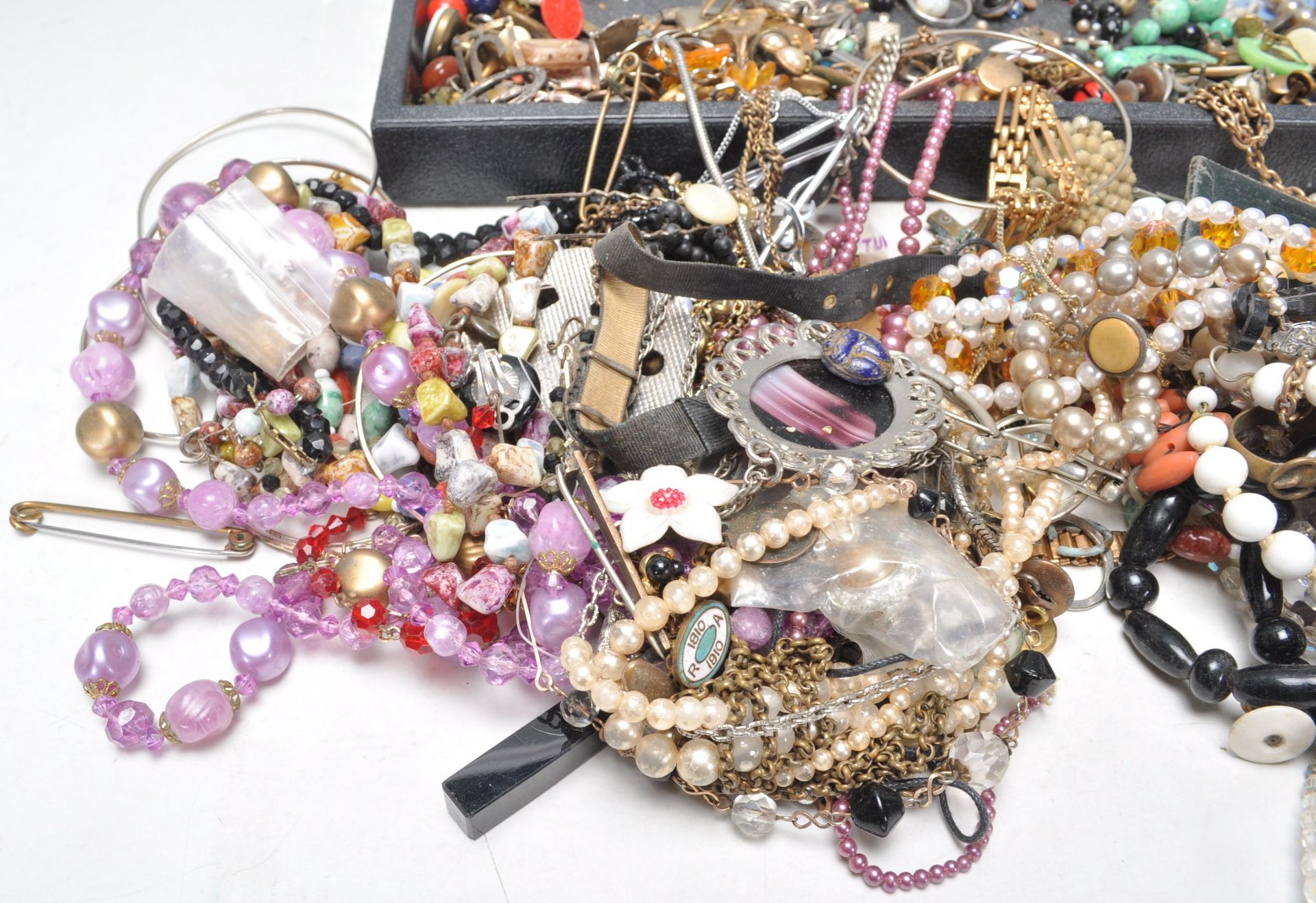 A collection of vintage ladies costume jewellery to include  good selection of beaded necklaces, a - Bild 8 aus 9
