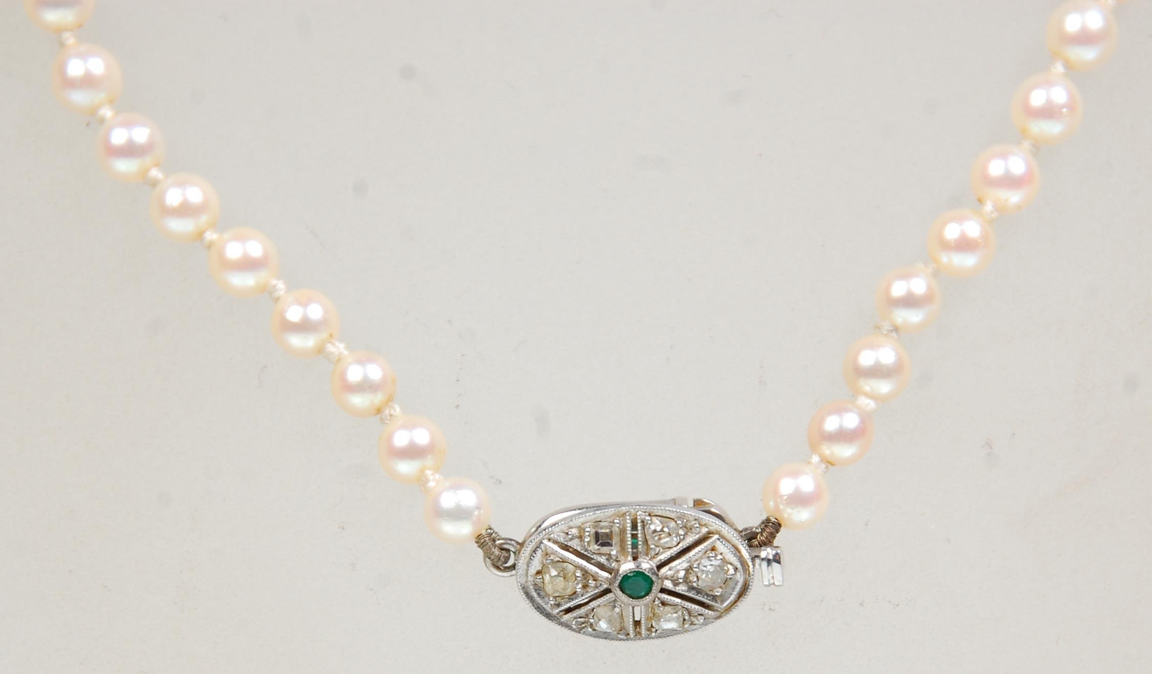 A good vintage cultured pearl necklace having a single strand of graduating pearls on a white gold