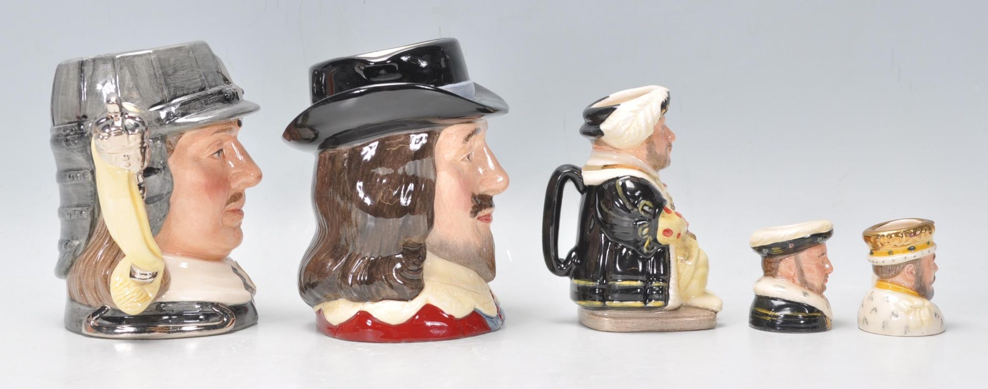 A mixed group of small and large Royal Doulton ceramic Character / Toby jugs to include Oliver - Bild 2 aus 11