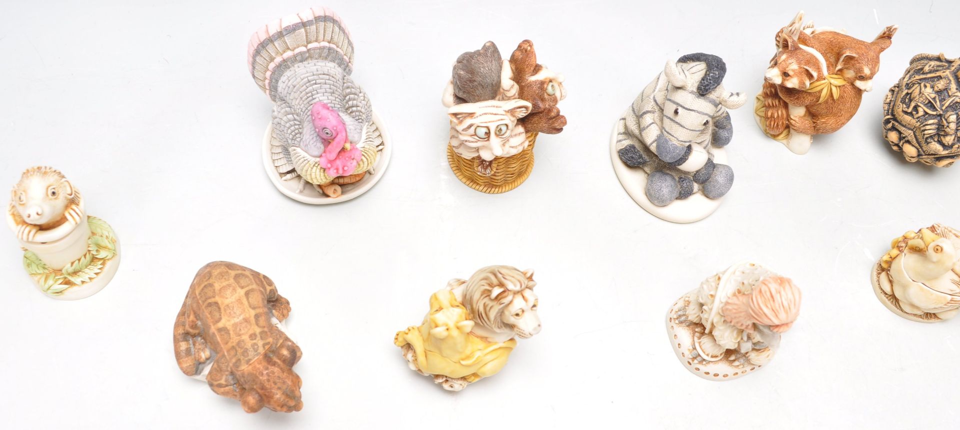 A group of sixteen resin Harmony Kingdom resin figurines to include red panda's, kitten in a - Bild 8 aus 13