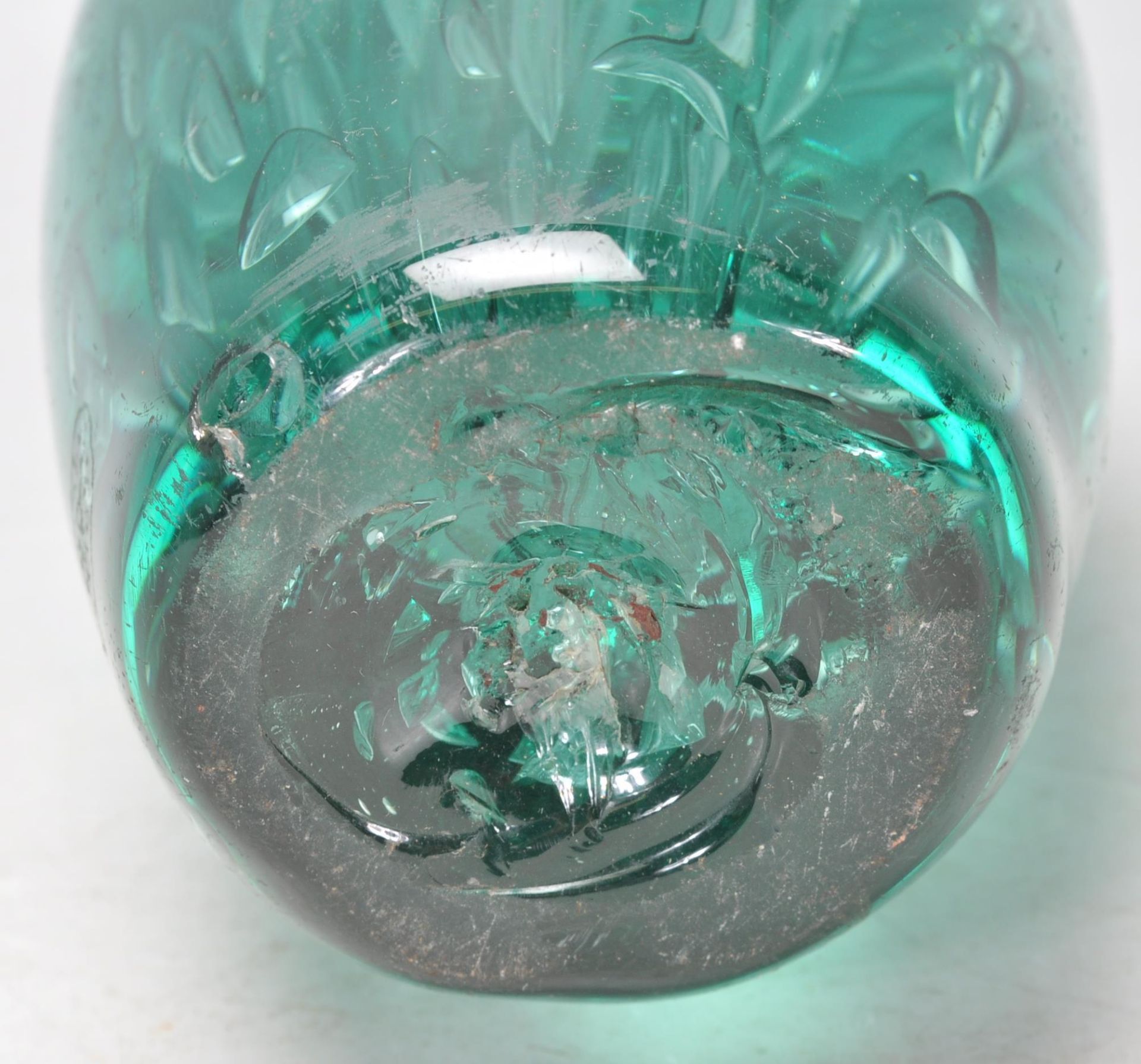 A 19th Century Victorian dump green glass paperweight of domed form with control bubble - Bild 6 aus 6