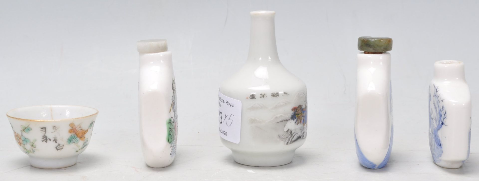 A collection of 20th Century Chinese ceramic scent bottles to include a small printed bottle - Bild 4 aus 9