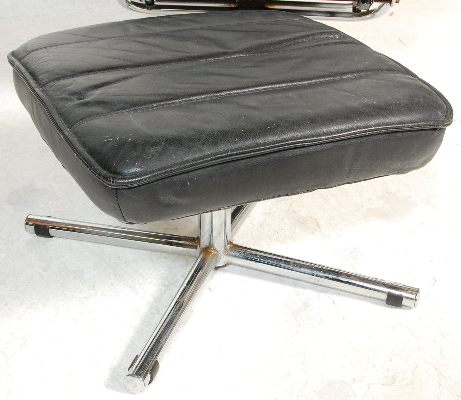 A pair of vintage retro 1970's Swedish black leather arm / lounge chairs, each raised on chrome - Bild 6 aus 7