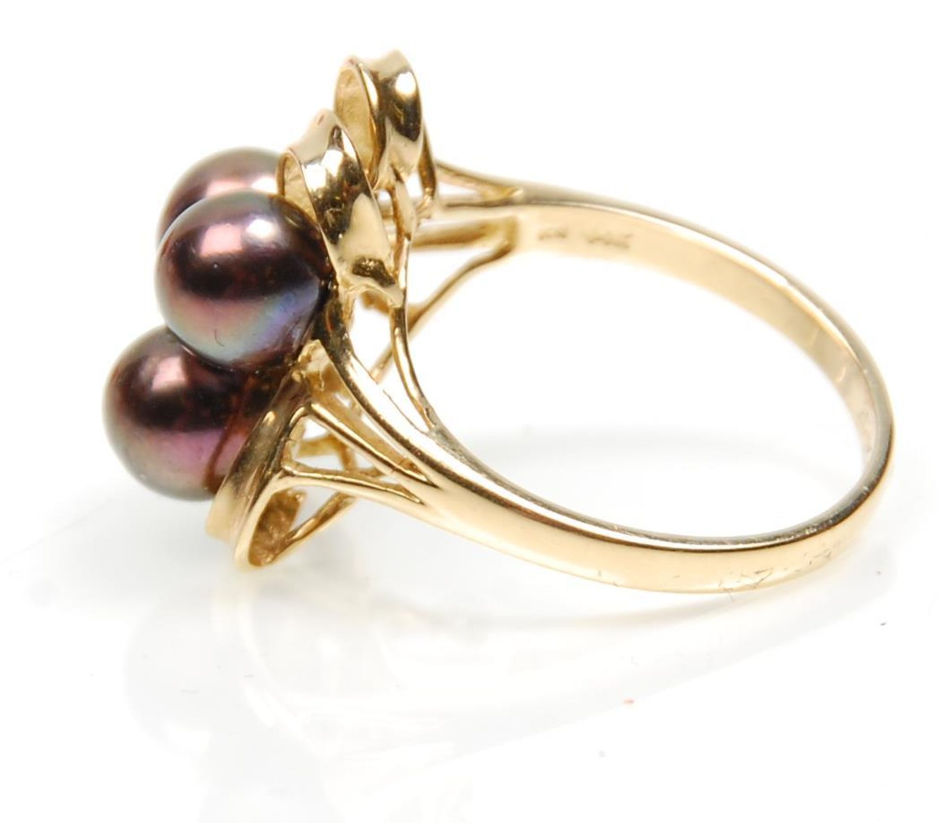 A stamped 14ct gold ring having a twist design set with three pearls and a central diamond. Weight - Bild 3 aus 5