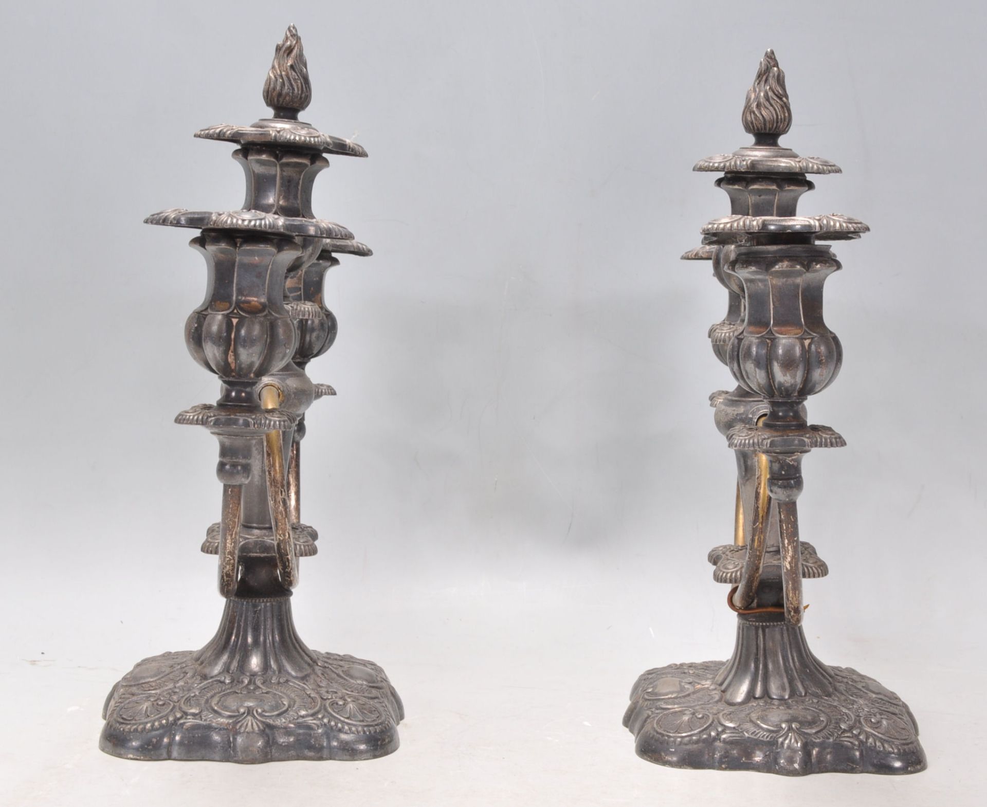 A good pair of vintage 20th Century Meriden Silverplate candlesticks having twin branches with - Bild 4 aus 5