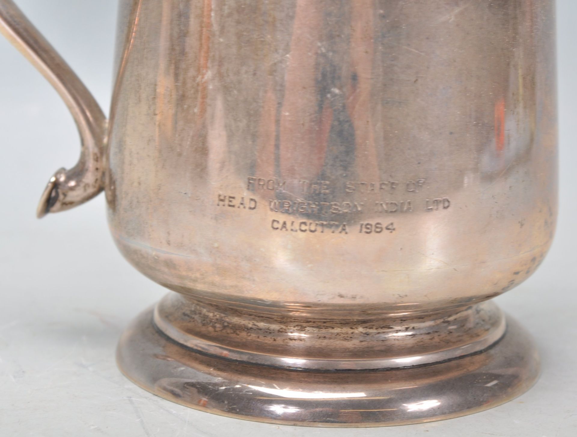 A 20th Century stamped sterling silver tankard of tapering cylindrical form raised on a footed - Bild 4 aus 7