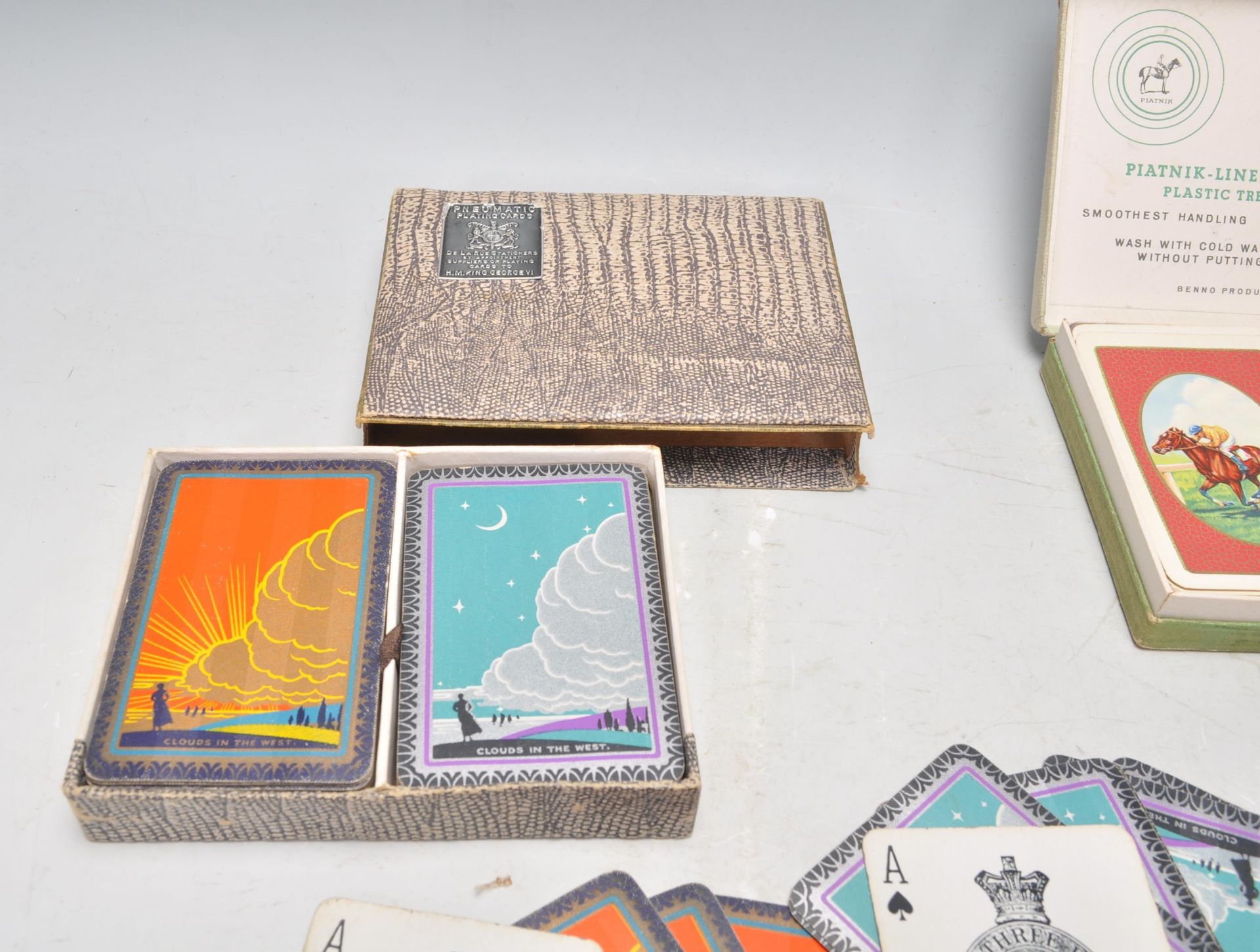 A collection of vintage playing cards to include a selection of boxed sets including Waddington, - Bild 12 aus 17