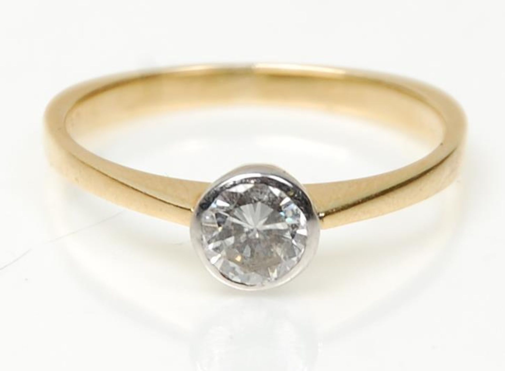 A stamped 750 18ct gold ring set with a round cut diamond of approx 0.5ct's. Weight 2.8g. Size O.