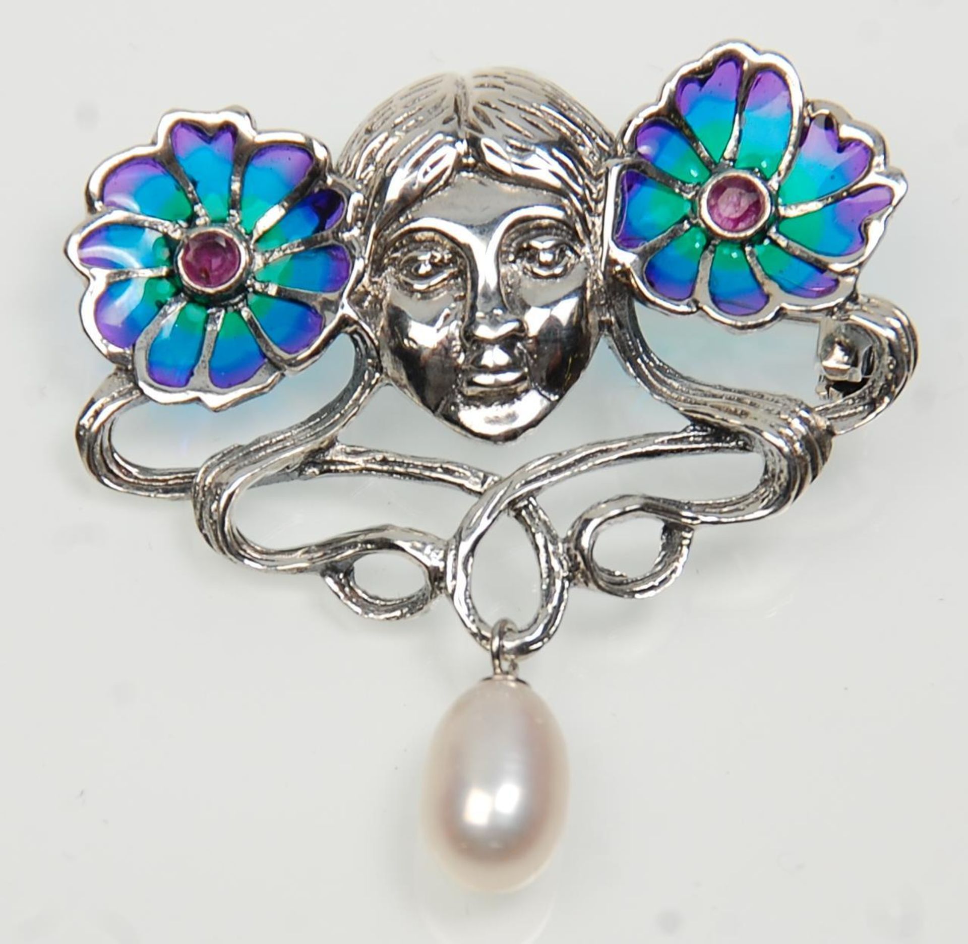 A stamped 925 silver Art Nouveau style brooch having a female face flanked by two plique a jour - Bild 2 aus 5