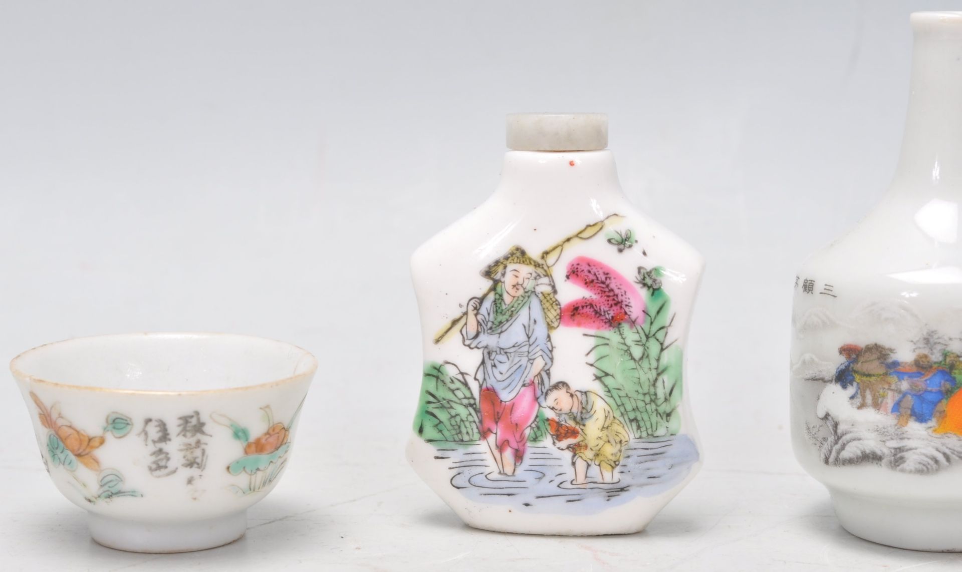 A collection of 20th Century Chinese ceramic scent bottles to include a small printed bottle - Bild 2 aus 9