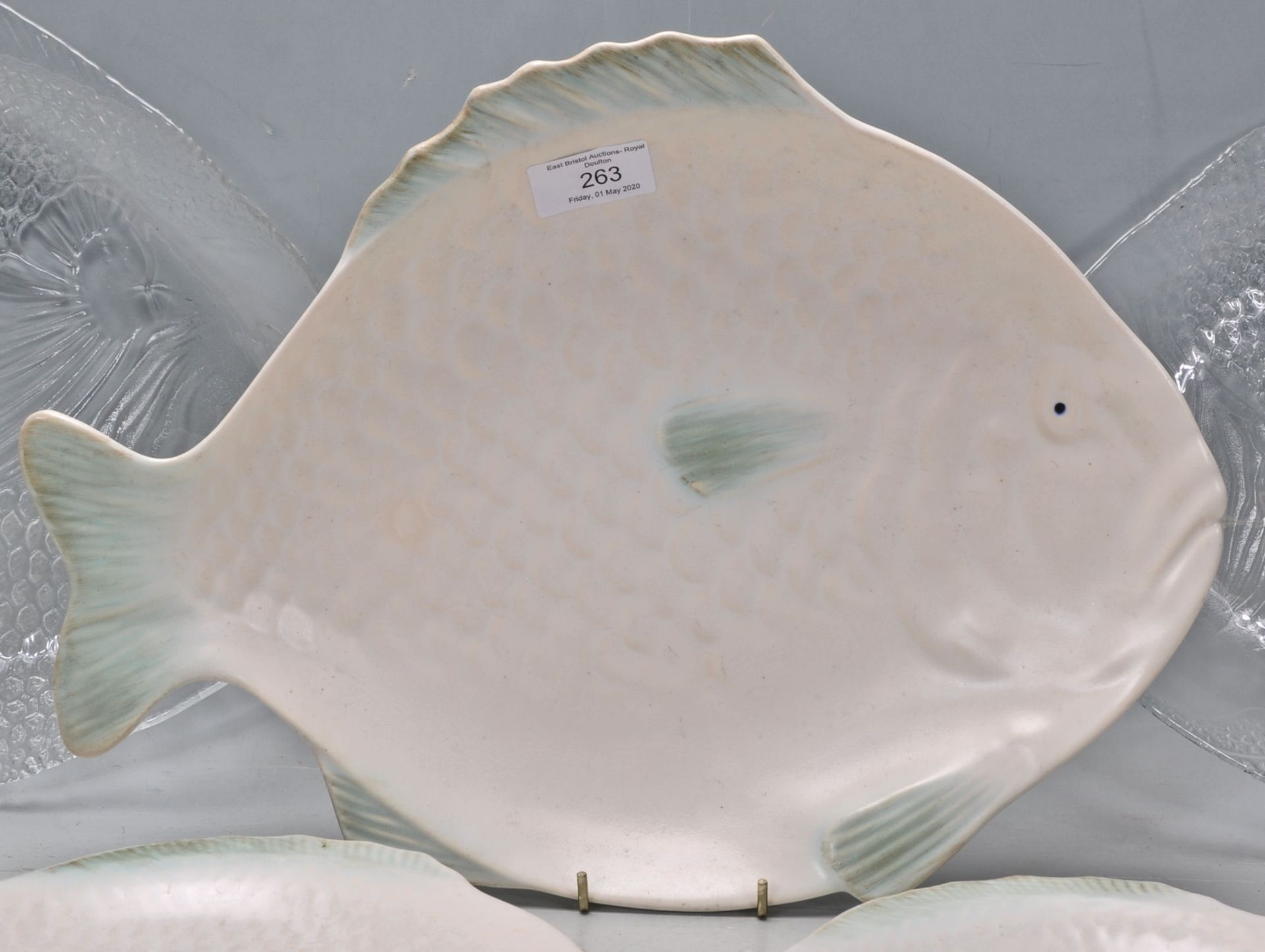 A set of vintage retro Shorter & Son fish plates having a white ground with mint green accents, - Bild 2 aus 10