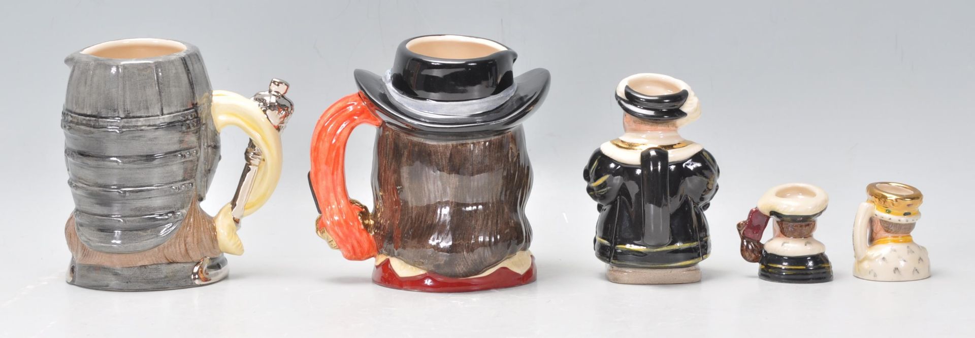 A mixed group of small and large Royal Doulton ceramic Character / Toby jugs to include Oliver - Bild 3 aus 11