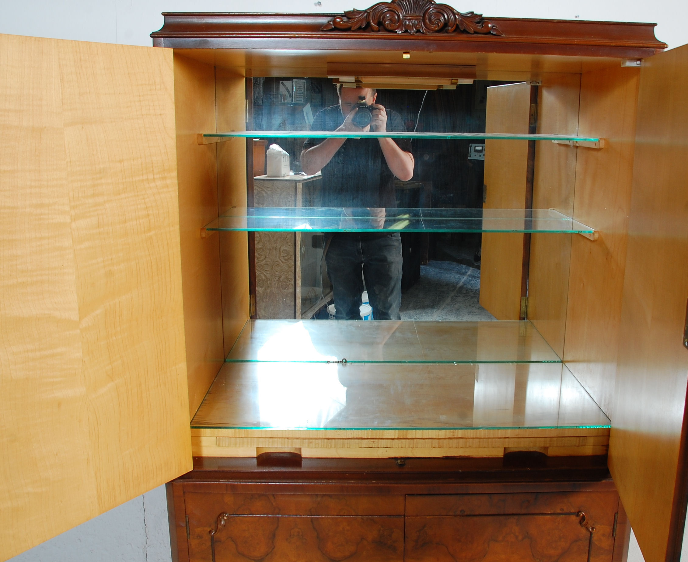 An early 20th Century Queen Anne style walnut drinks / cocktail cabinet of two tiered form, the - Image 4 of 7