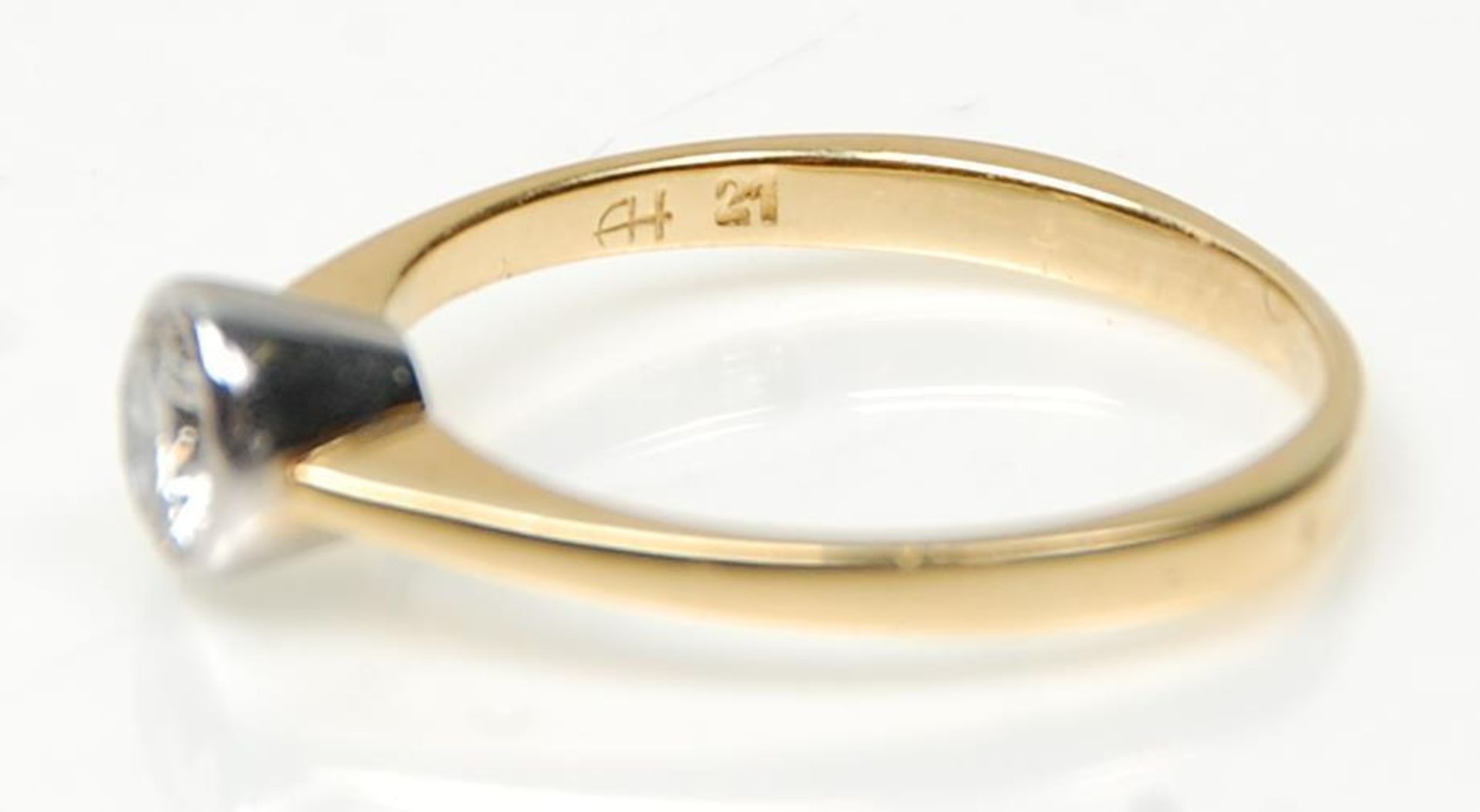 A stamped 750 18ct gold ring set with a round cut diamond of approx 0.5ct's. Weight 2.8g. Size O. - Bild 3 aus 6