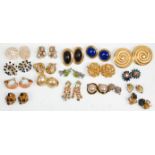 A good group of eighteen pairs of vintage ladies clip on earrings to include multiple gilt examples,