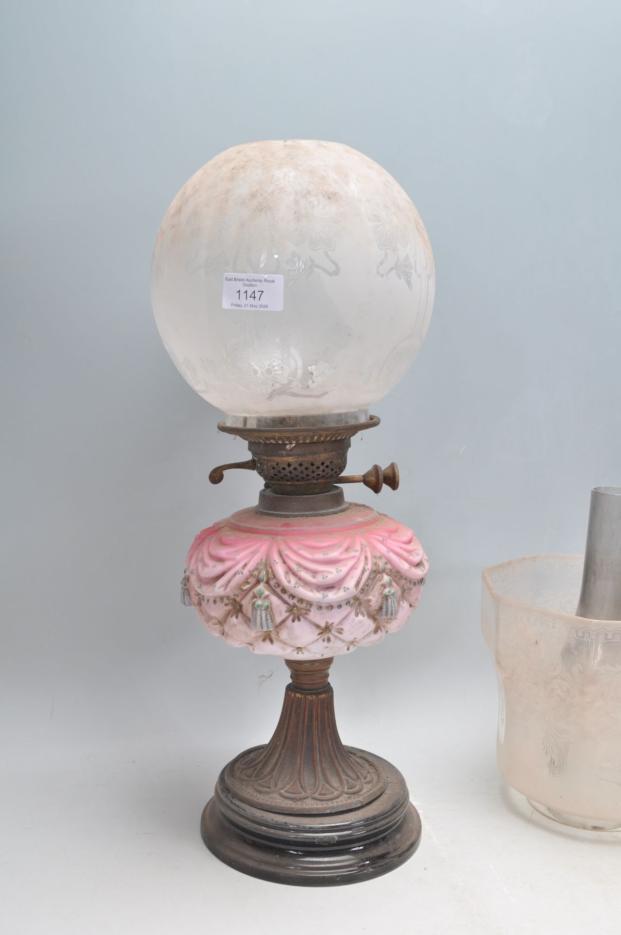 A 19th Century Victorian oil lamp having a pink curtain and tassel design reservoir with a bulbous - Bild 2 aus 5