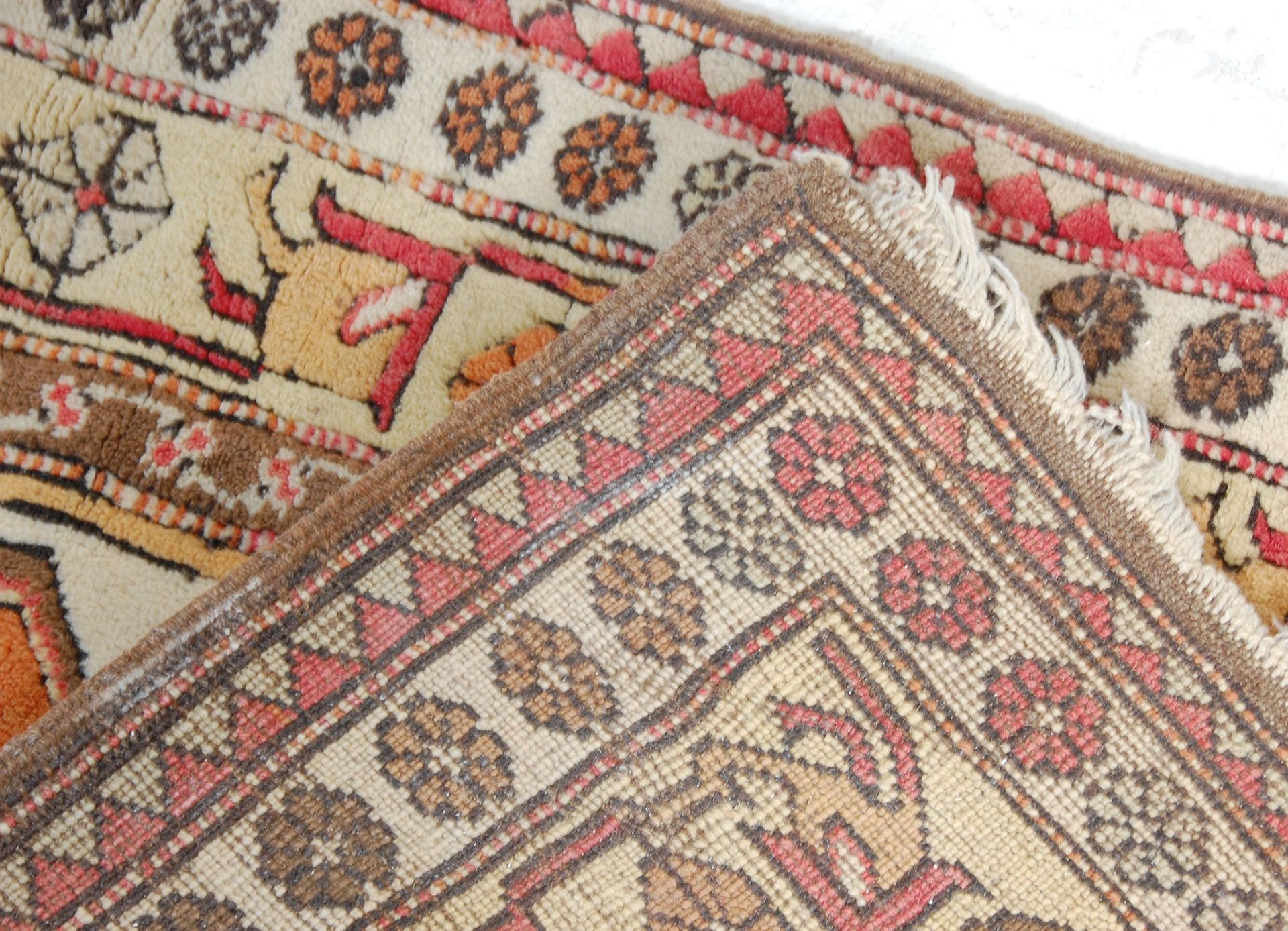 A good vintage 20th Century Persian / Islamic floor rug having a a cream ground with floral - Bild 3 aus 4