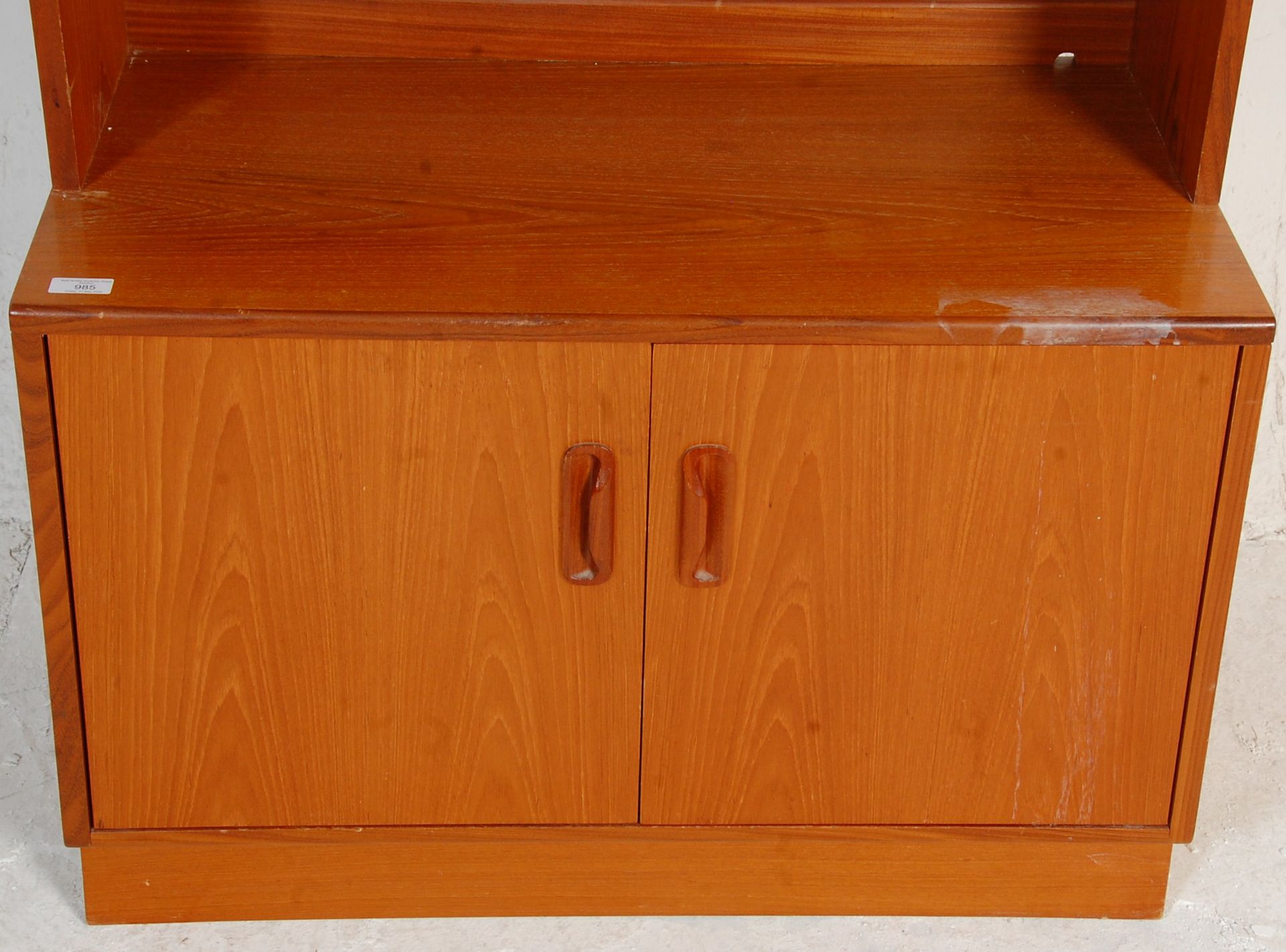 A vintage retro G Plan mid 20th Century teak wood wall unit  bookcase / drinks cabinet having a twin - Bild 2 aus 6