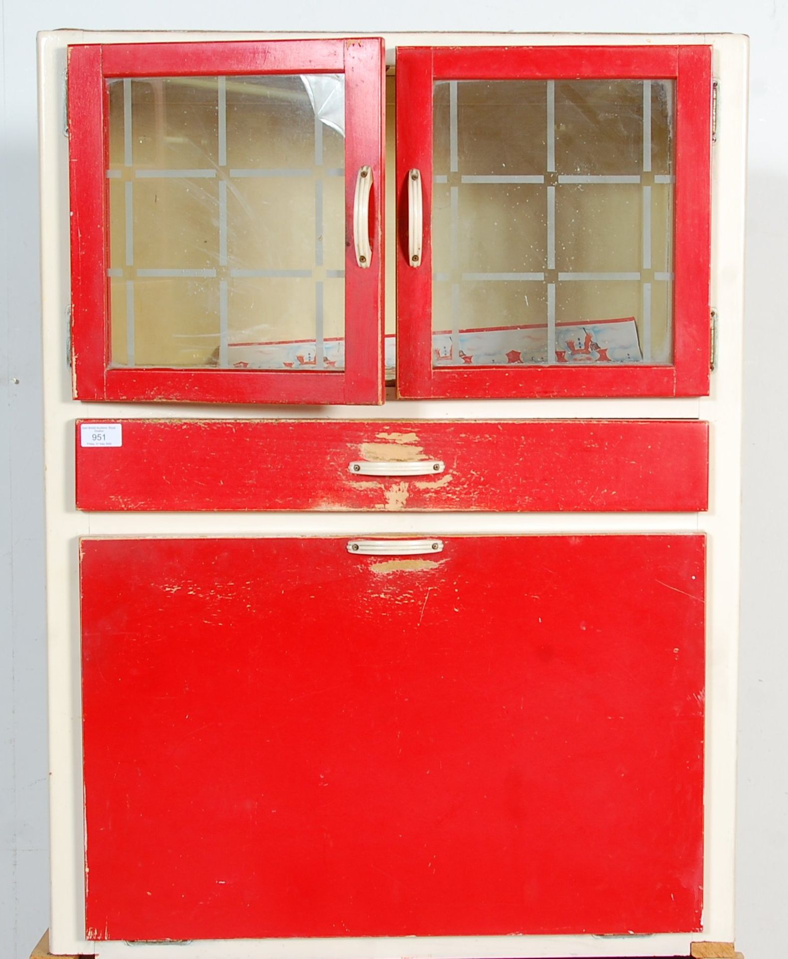 A vintage retro mid 20th Century 1950's kitchen unit having original red and white paint work, - Bild 3 aus 6