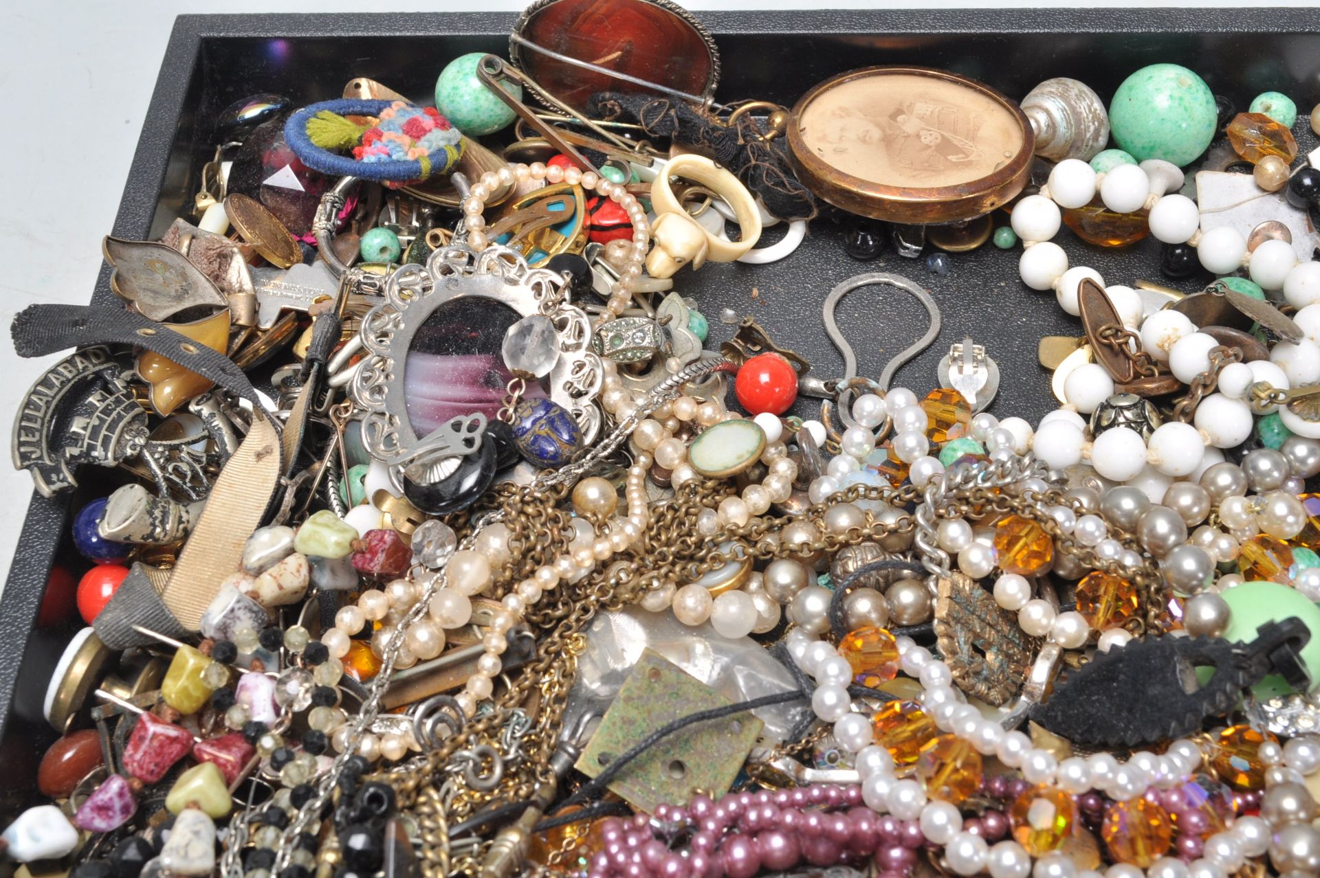 A collection of vintage ladies costume jewellery to include  good selection of beaded necklaces, a - Bild 3 aus 9