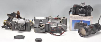 A mixed group of vintage 20th Century cameras to i