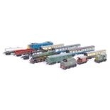 COLLECTION OF 00 GAUGE MODEL RAILWAY TRAIN SET ITEMS