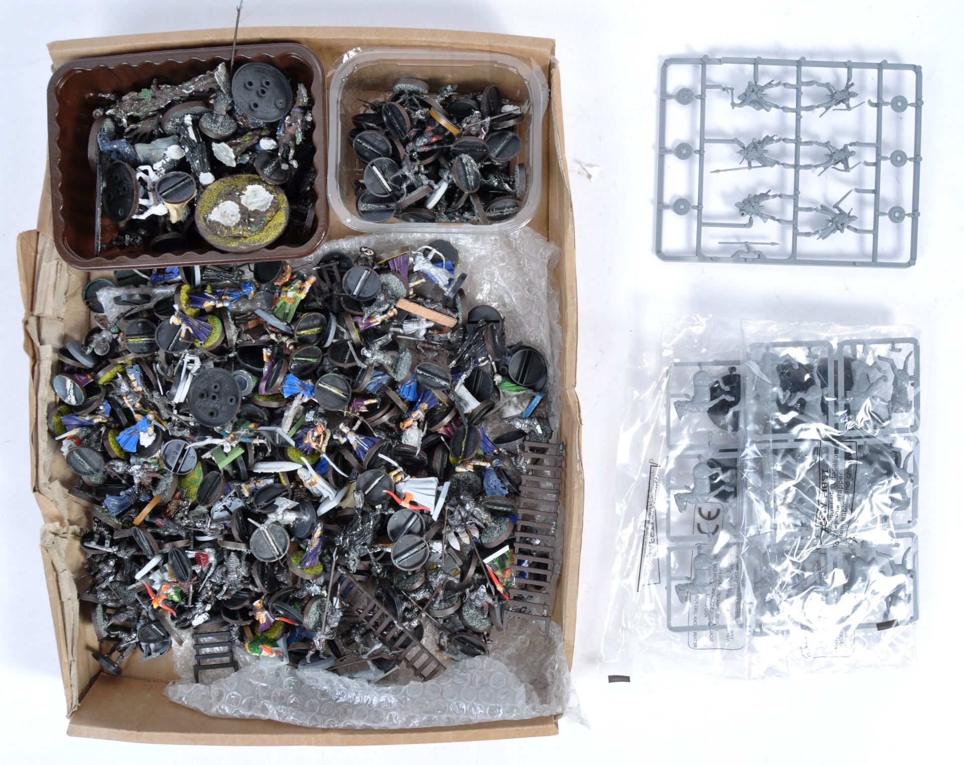LARGE COLLECTION OF ASSORTED WARHAMMER LOTR FIGURES
