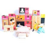 COLLECTION VINTAGE PEDIGREE SINDY DOLL BOXED ACCESSORIES