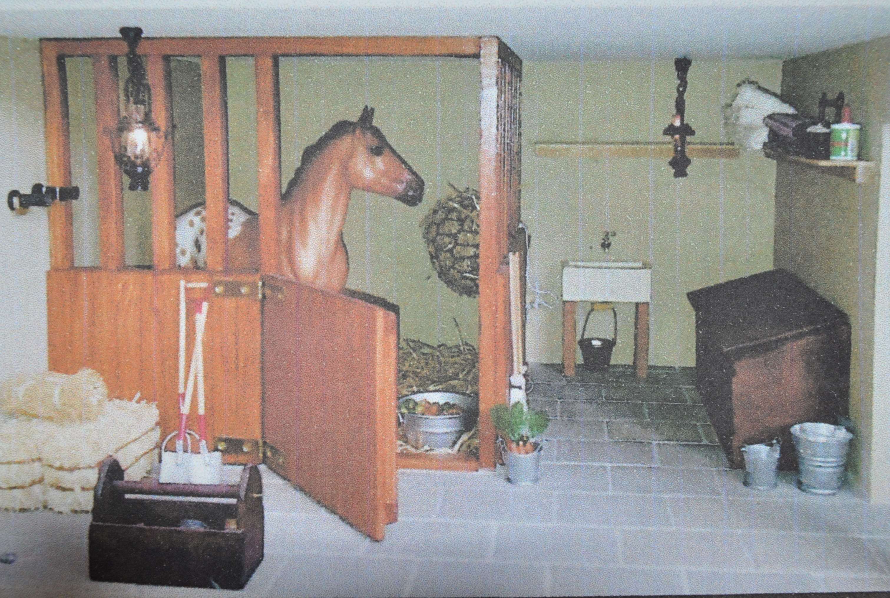 PRIVATE COLLECTION OF DOLL'S HOUSES - VICTORIAN MANOR & STABLE - Image 25 of 26