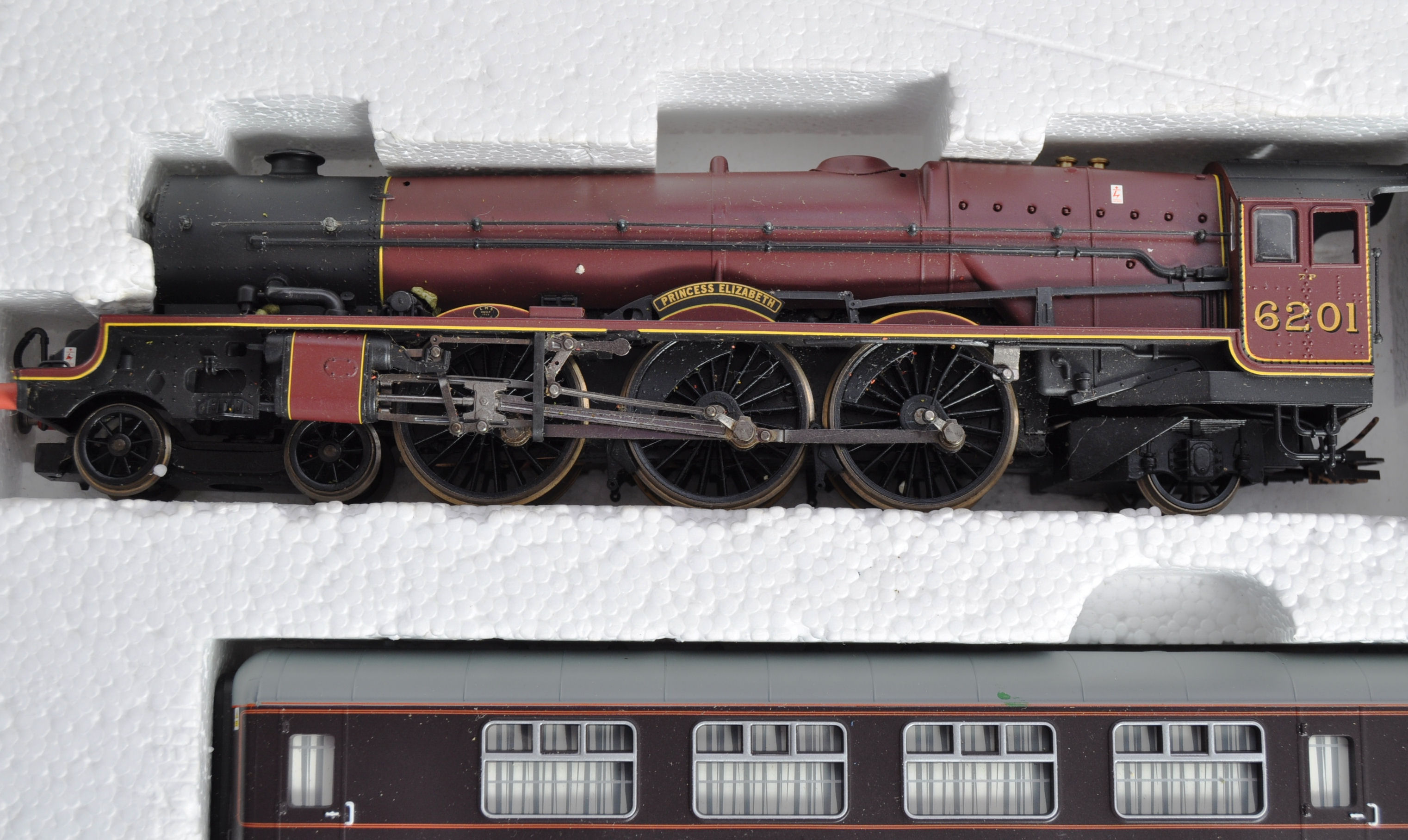 HORNBY 00 GAUGE BOXED SET ' THE ROYAL TRAIN ' MODEL RAILWAY - Image 4 of 5